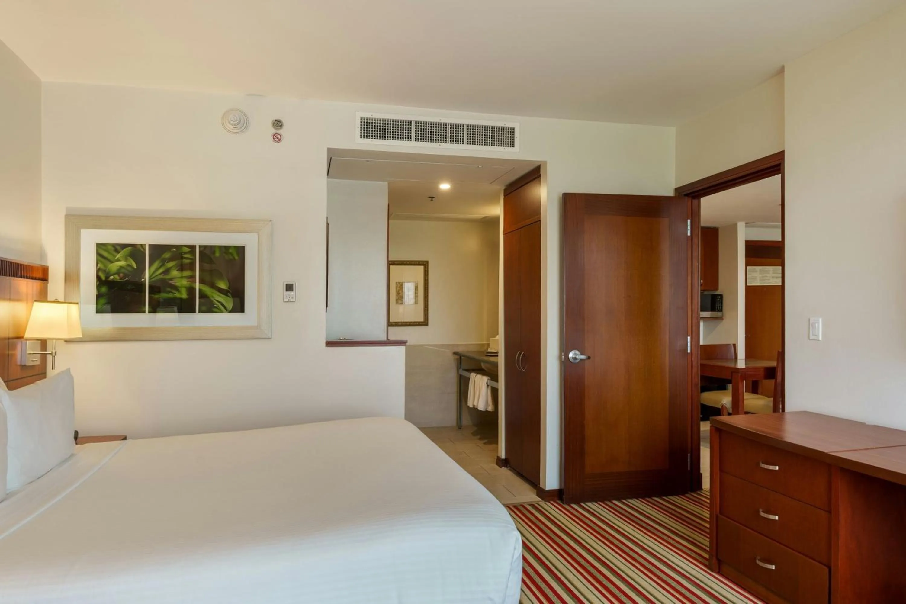 Photo of the whole room, Bed in Courtyard by Marriott Panama Multiplaza Mall