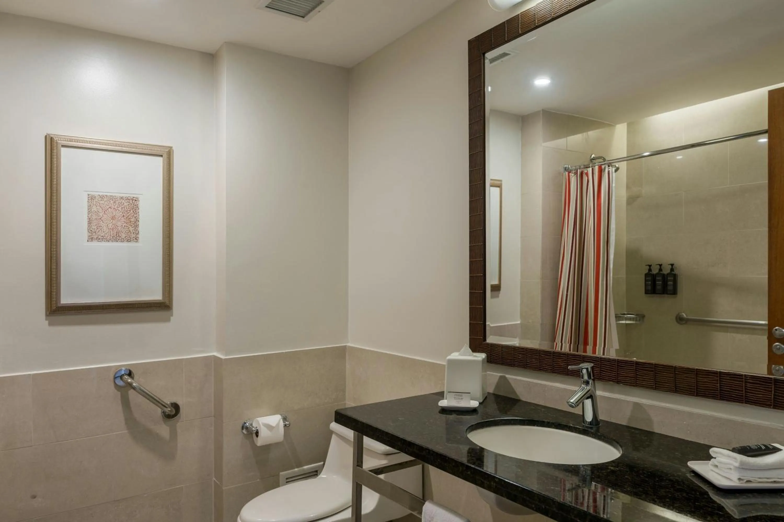 Photo of the whole room in Courtyard by Marriott Panama Multiplaza Mall