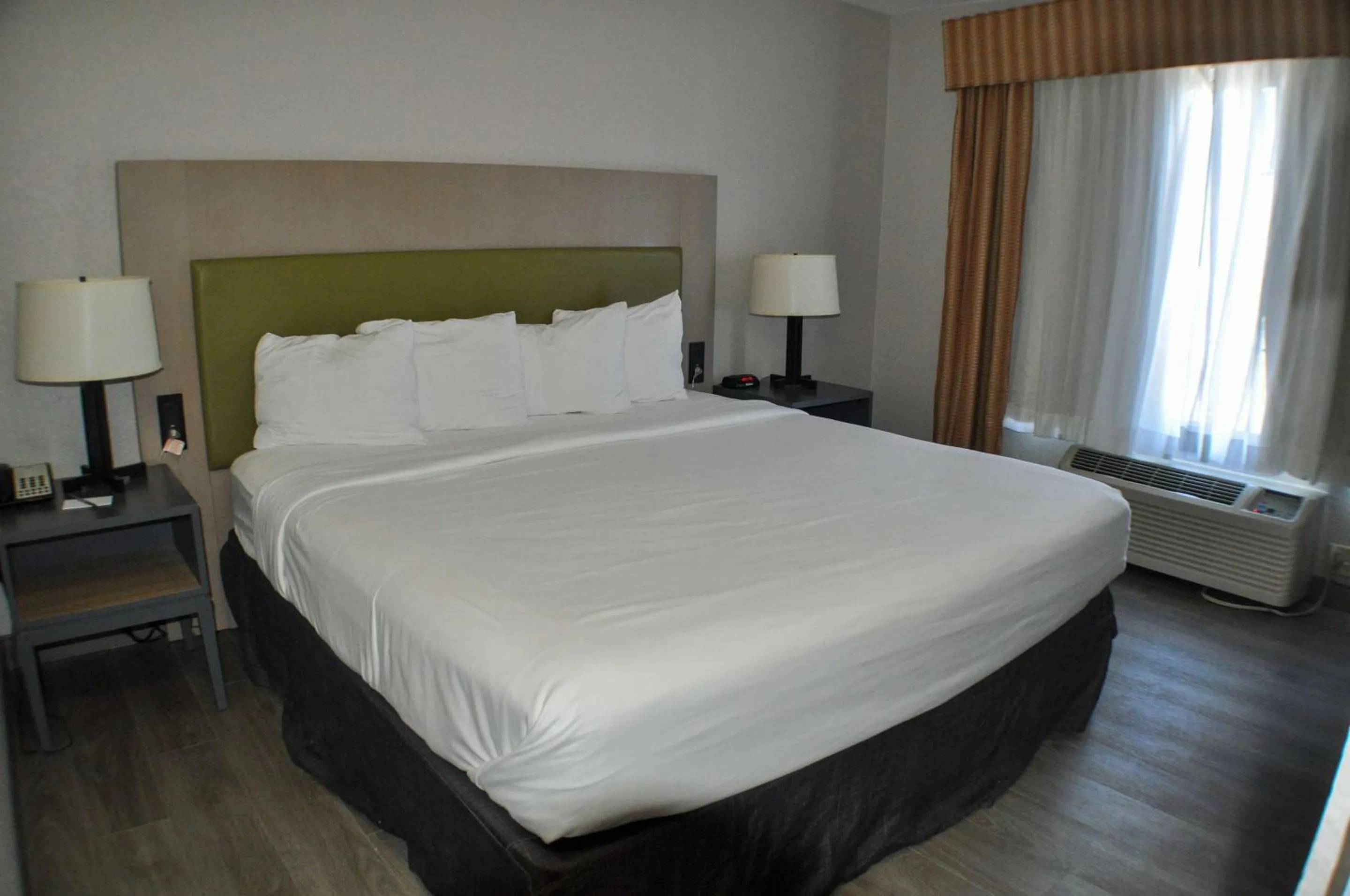 Bedroom, Bed in Country Inn & Suites by Radisson, Topeka West, KS