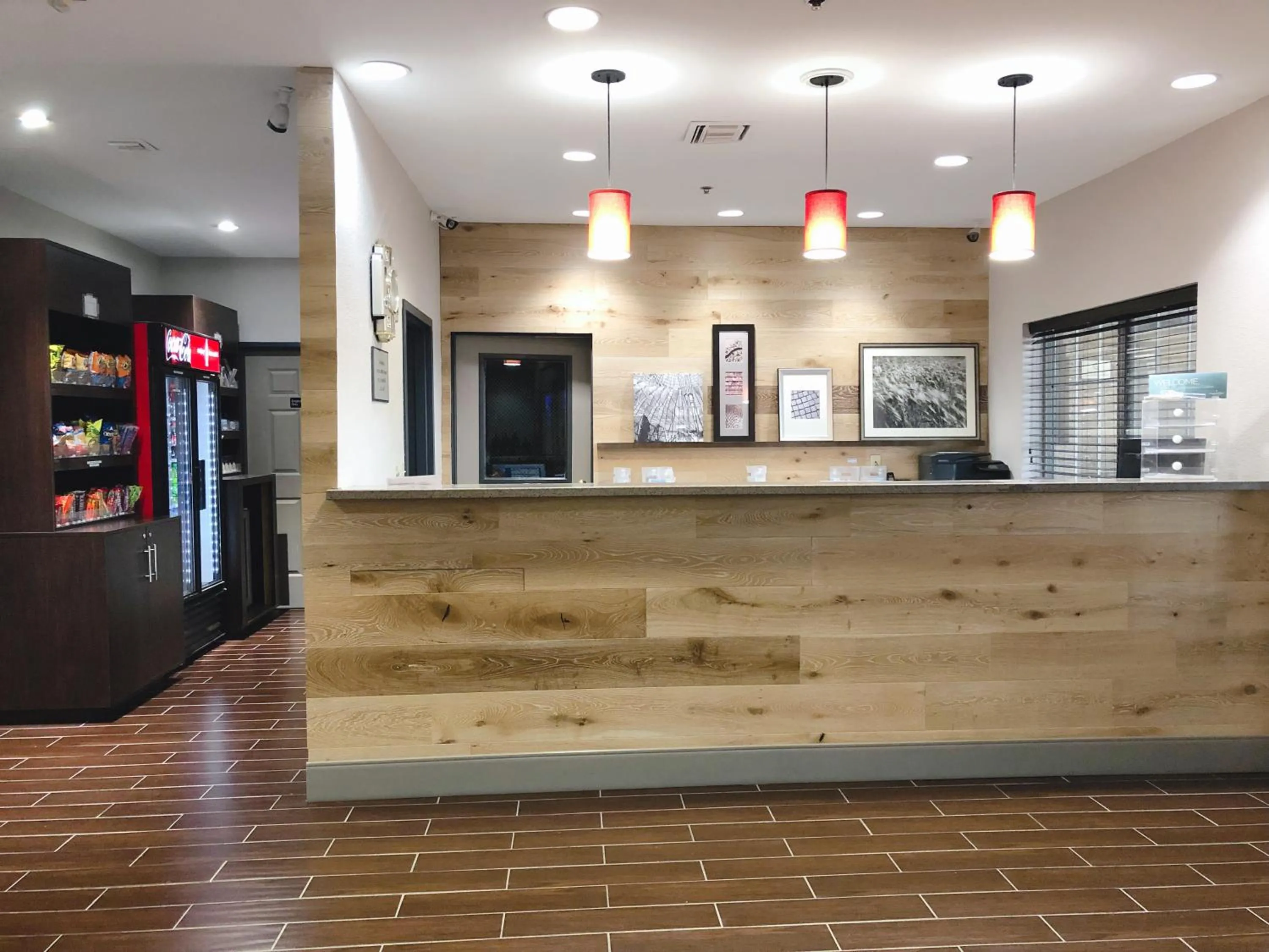 Lobby or reception in Country Inn & Suites by Radisson, Topeka West, KS