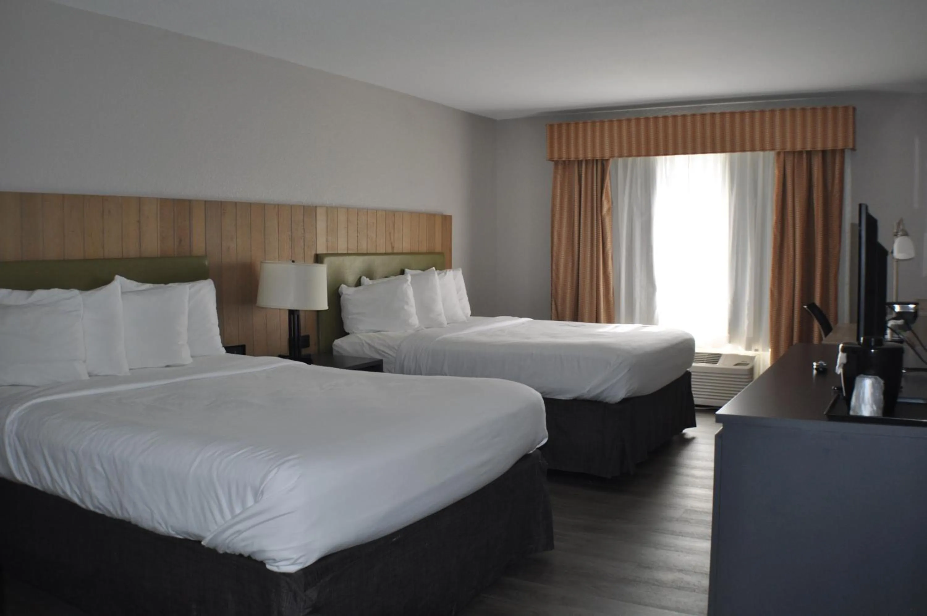 Bedroom, Bed in Country Inn & Suites by Radisson, Topeka West, KS