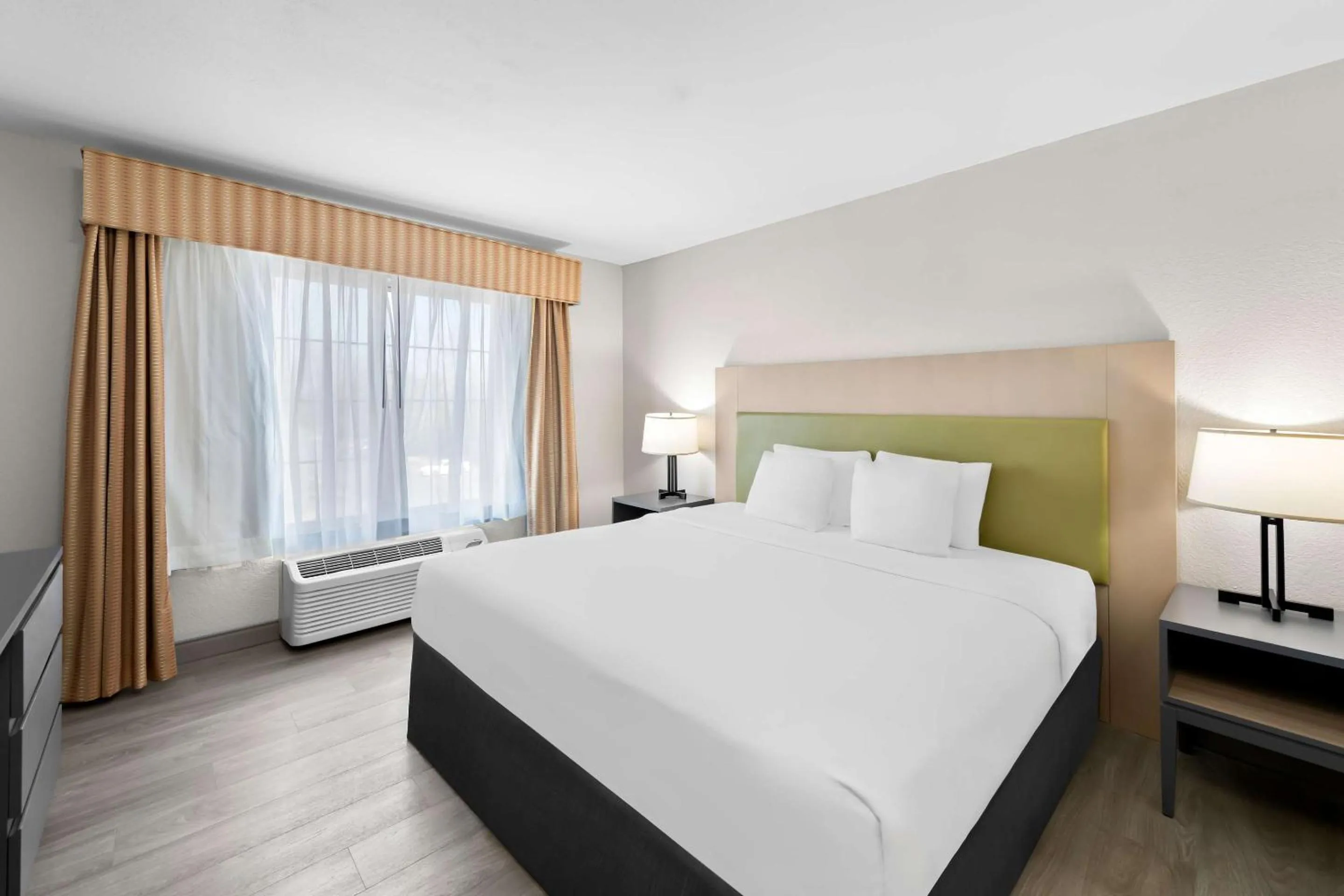 Bedroom, Bed in Country Inn & Suites by Radisson, Topeka West, KS