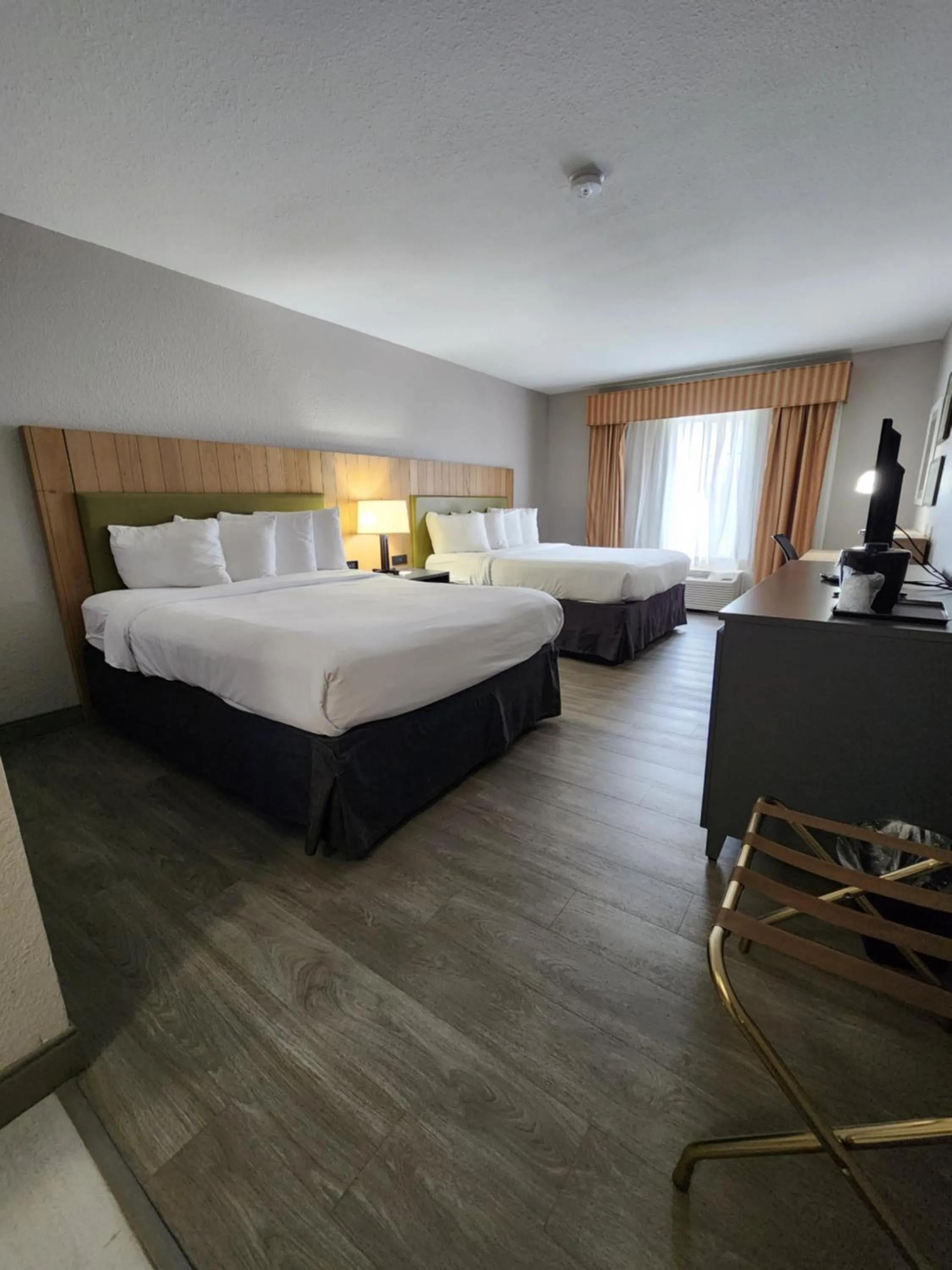 Bedroom, Bed in Country Inn & Suites by Radisson, Topeka West, KS