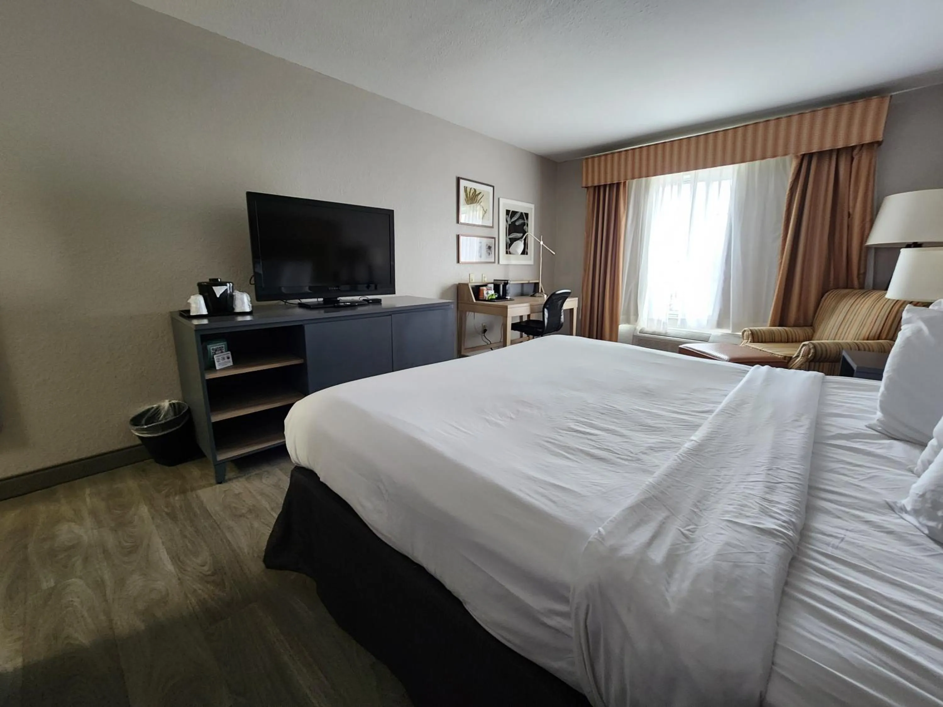 Bedroom, Bed in Country Inn & Suites by Radisson, Topeka West, KS