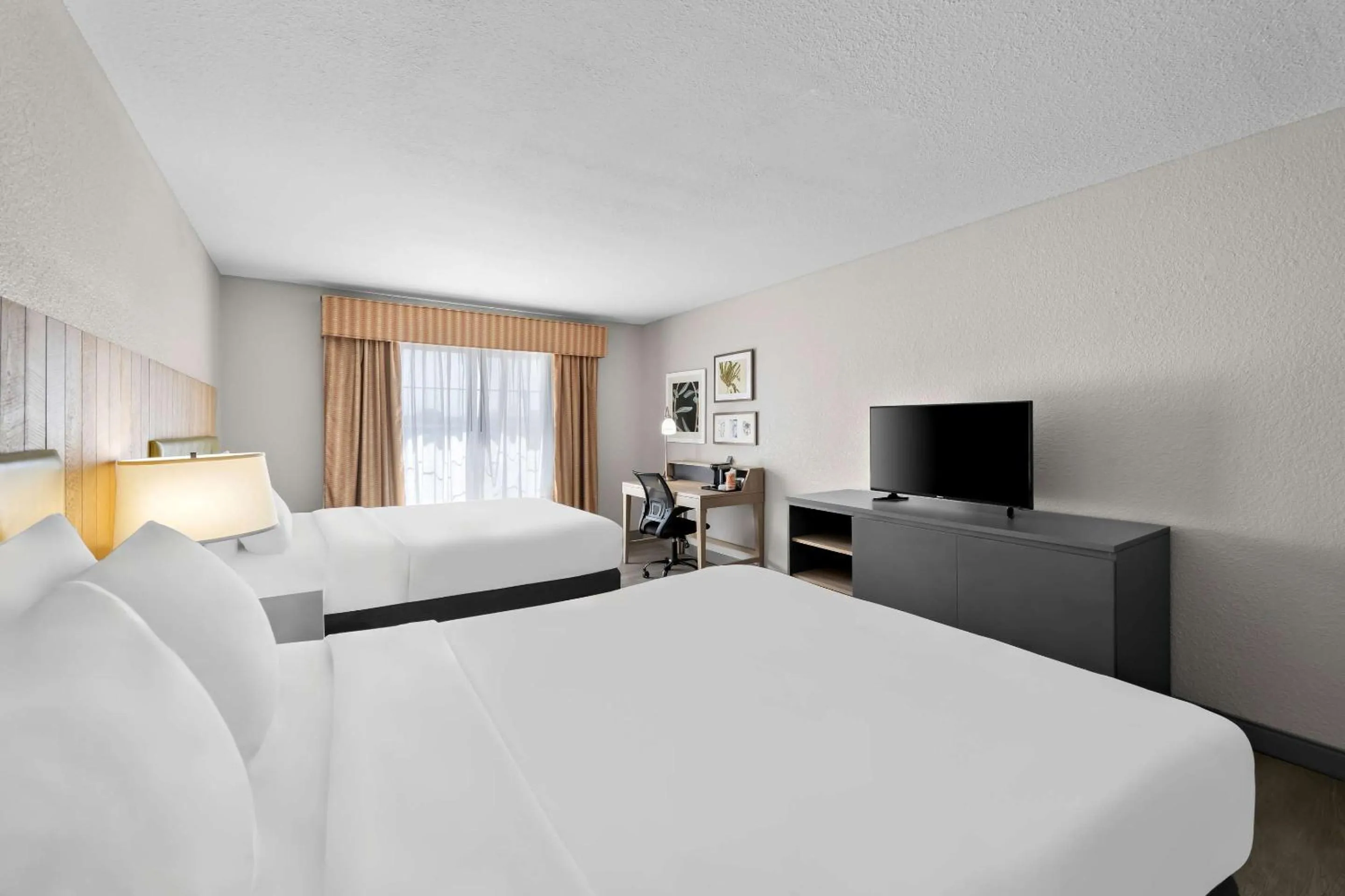 Bedroom, Bed in Country Inn & Suites by Radisson, Topeka West, KS