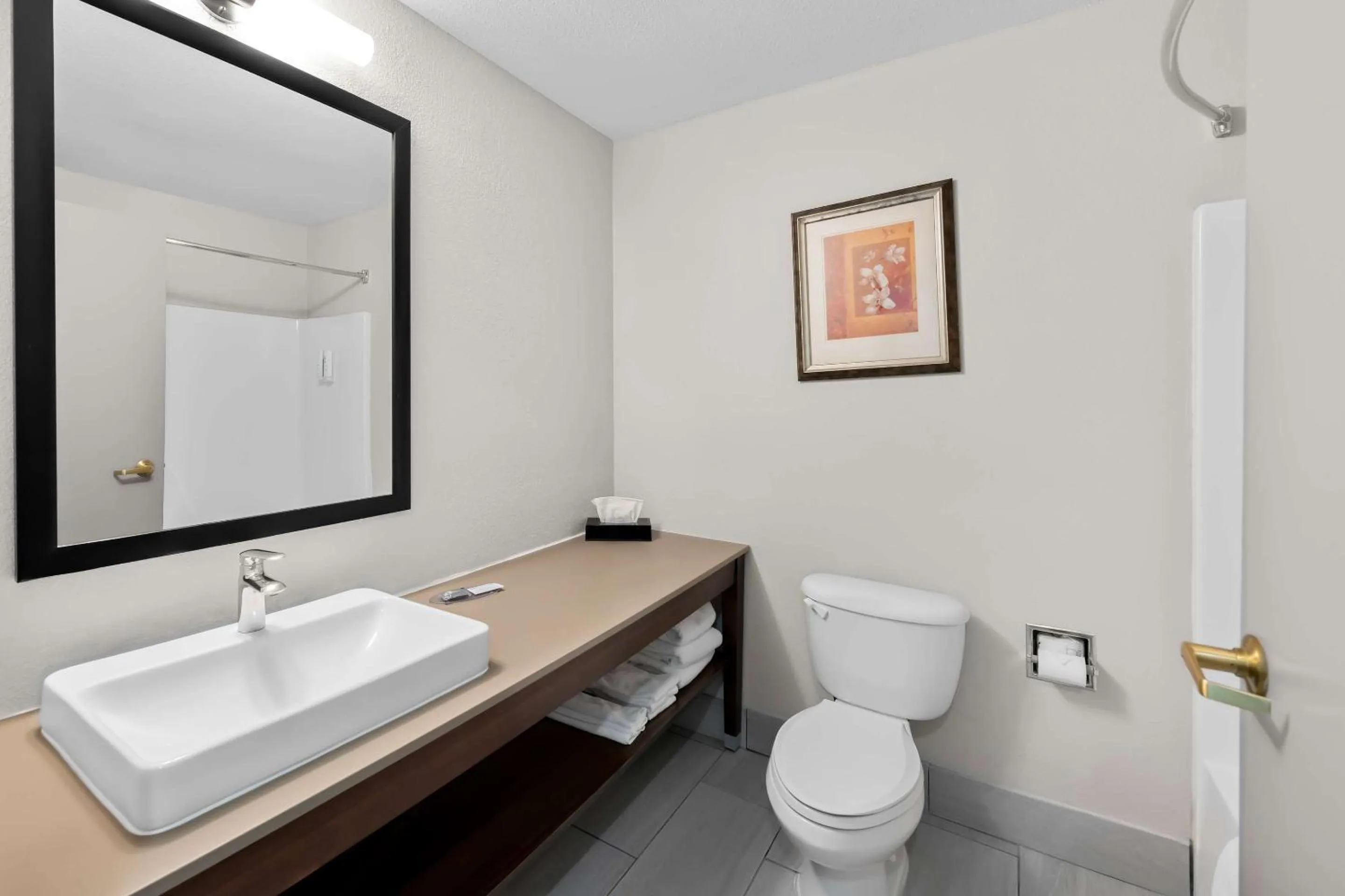 Bedroom in Country Inn & Suites by Radisson, Topeka West, KS