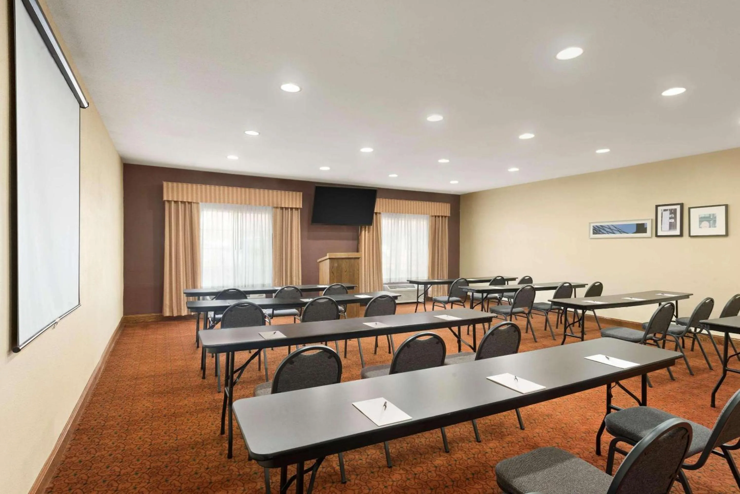 Meeting/conference room in Country Inn & Suites by Radisson, Topeka West, KS