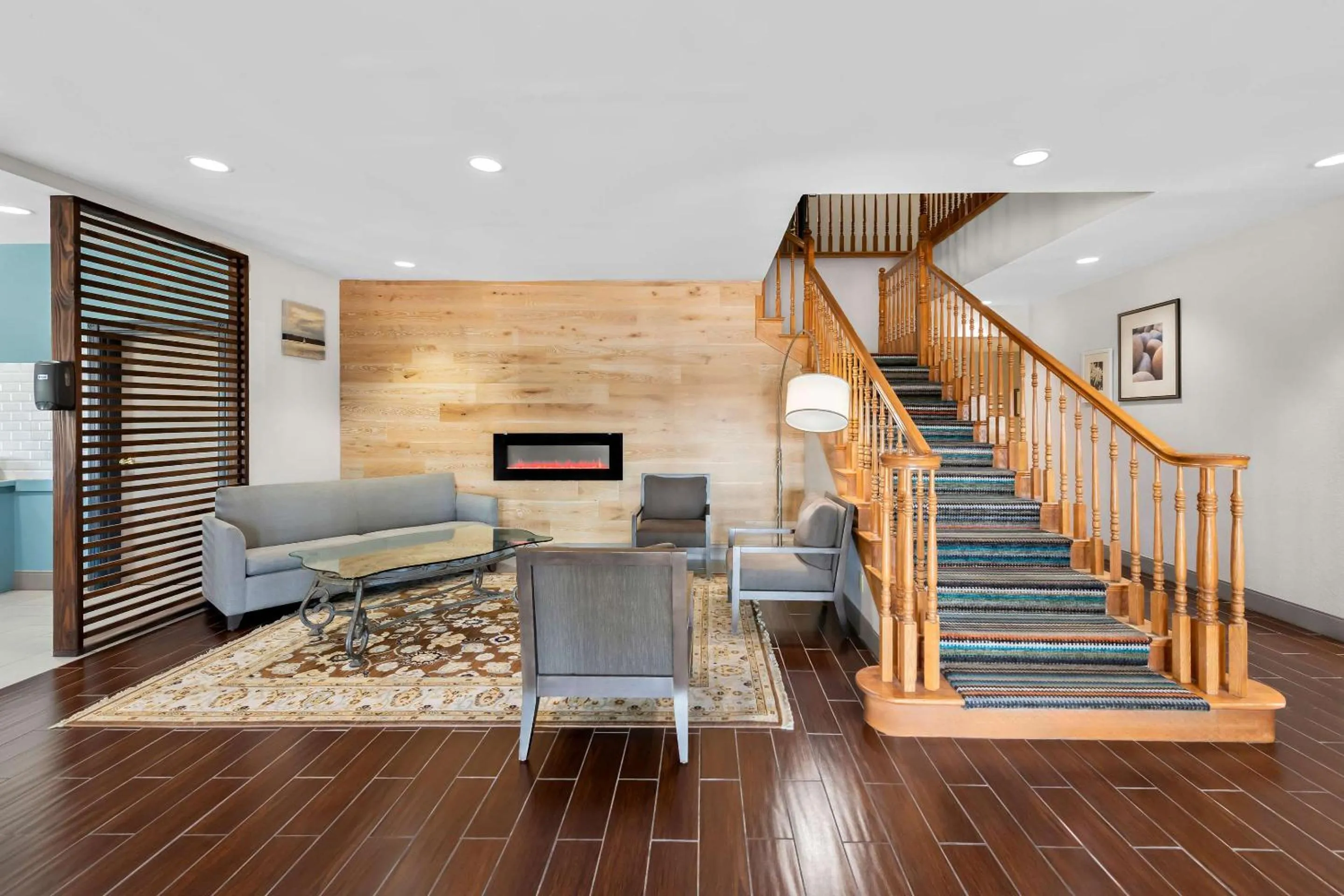 Lobby or reception in Country Inn & Suites by Radisson, Topeka West, KS