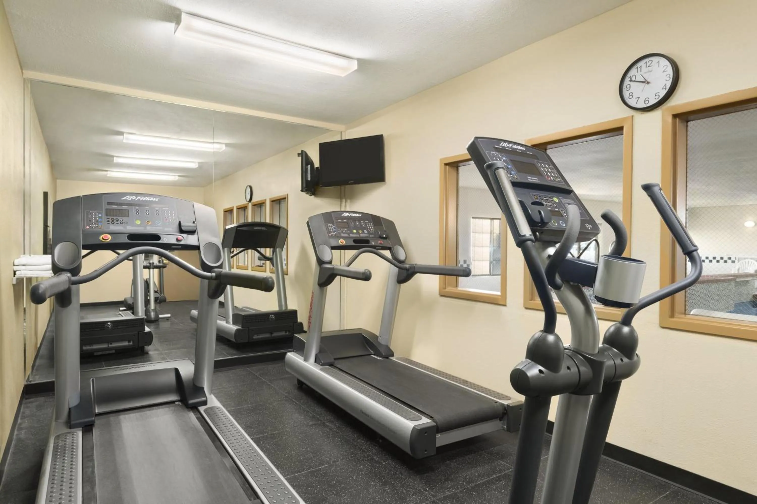 Fitness centre/facilities in Country Inn & Suites by Radisson, Topeka West, KS