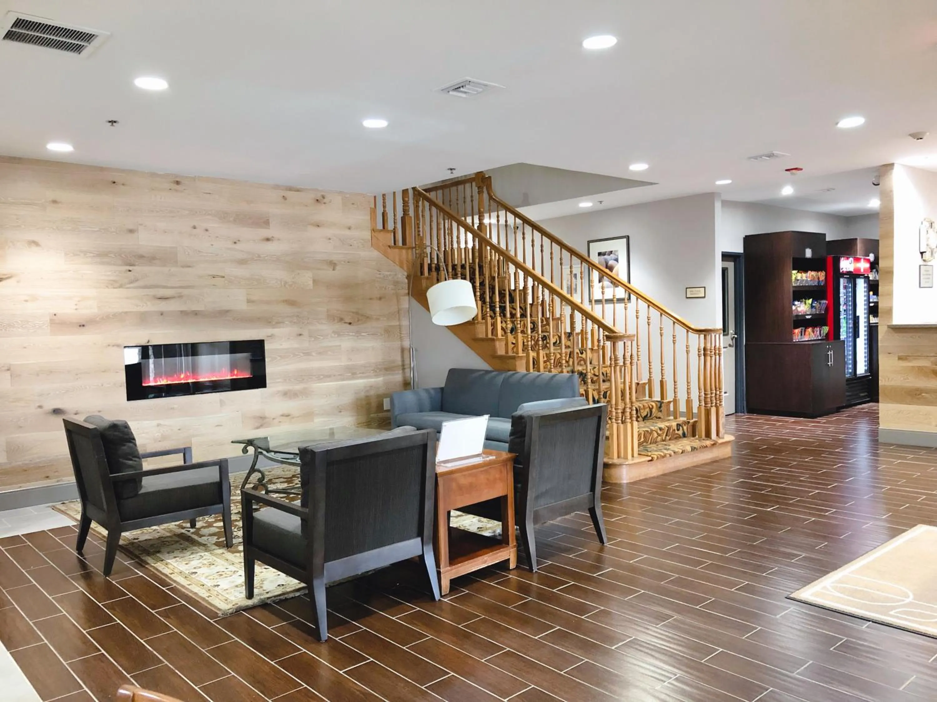 Lobby or reception in Country Inn & Suites by Radisson, Topeka West, KS