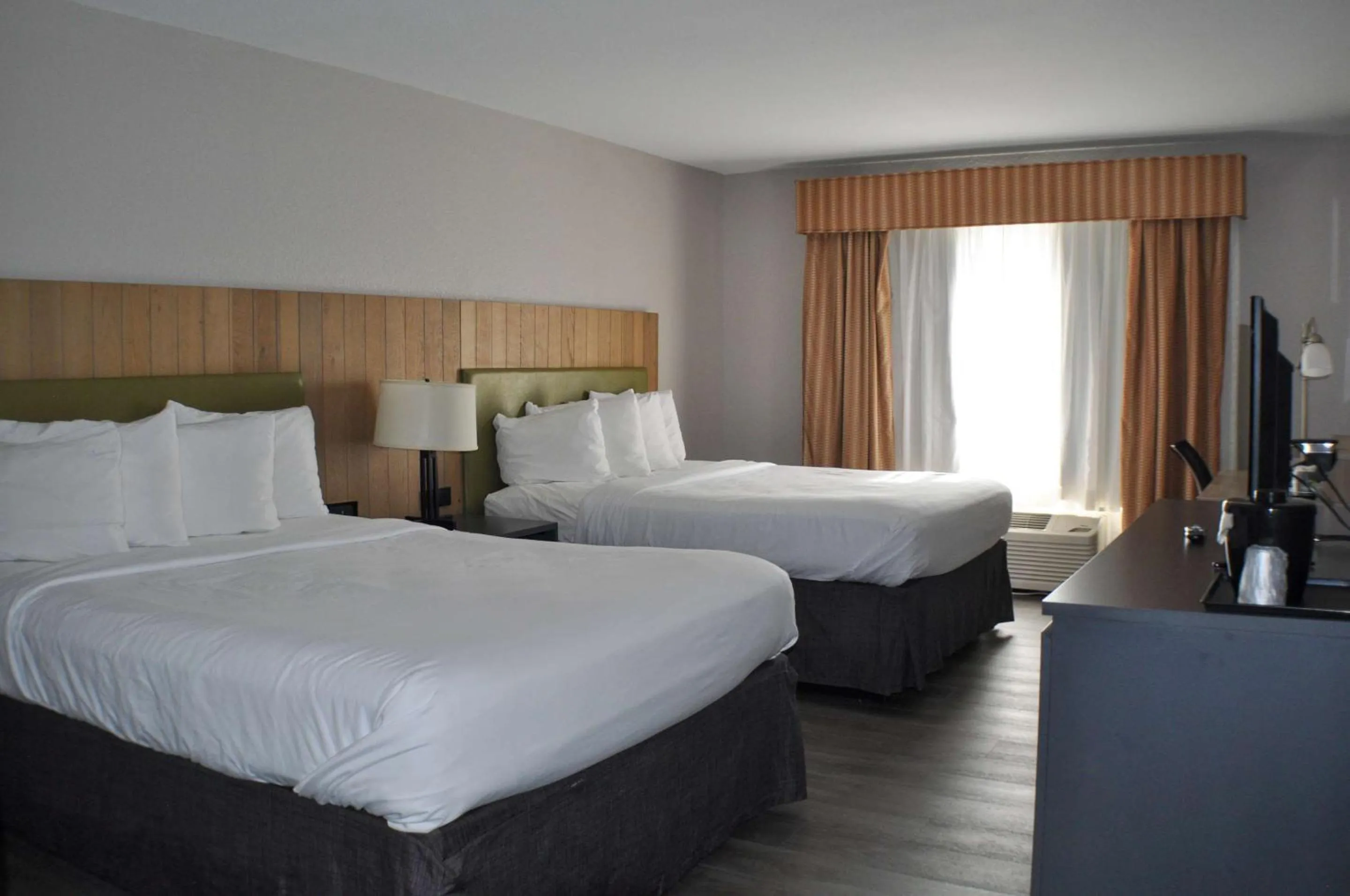 Bedroom, Bed in Country Inn & Suites by Radisson, Topeka West, KS