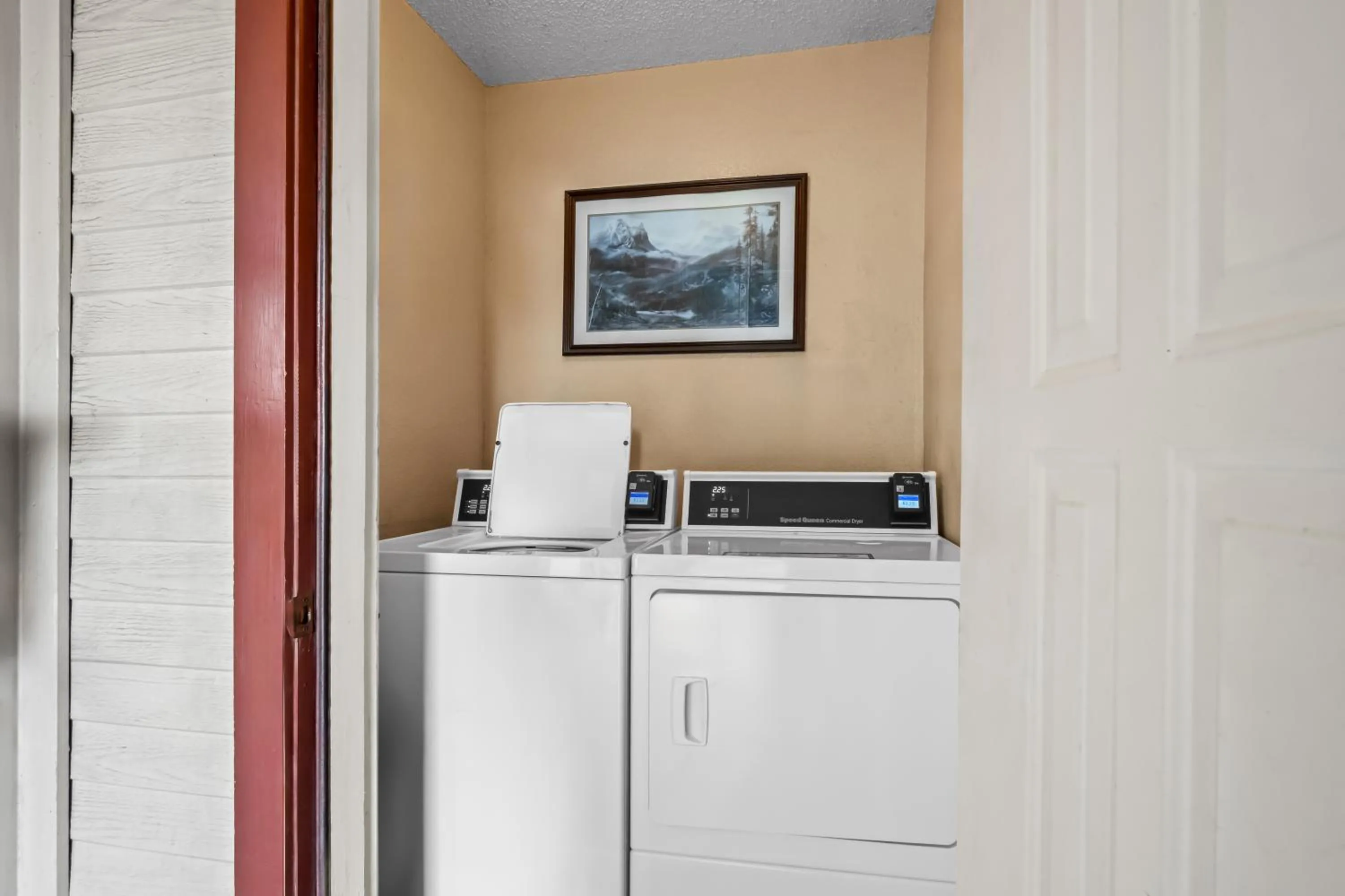 washing machine in Americas Best Value Inn Midlothian