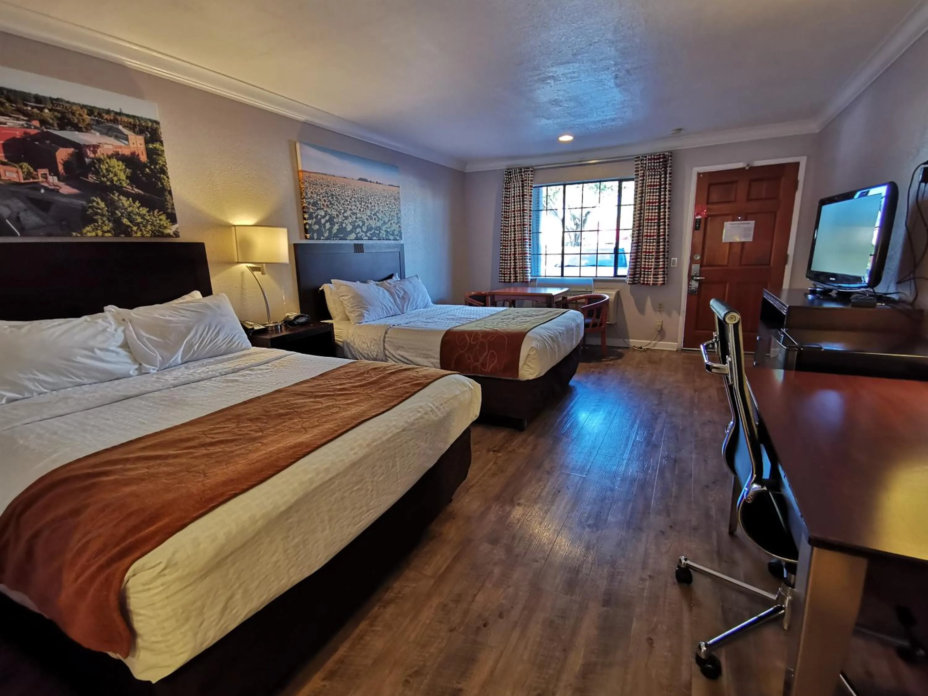 Photo of the whole room, Bed in Journey Inn