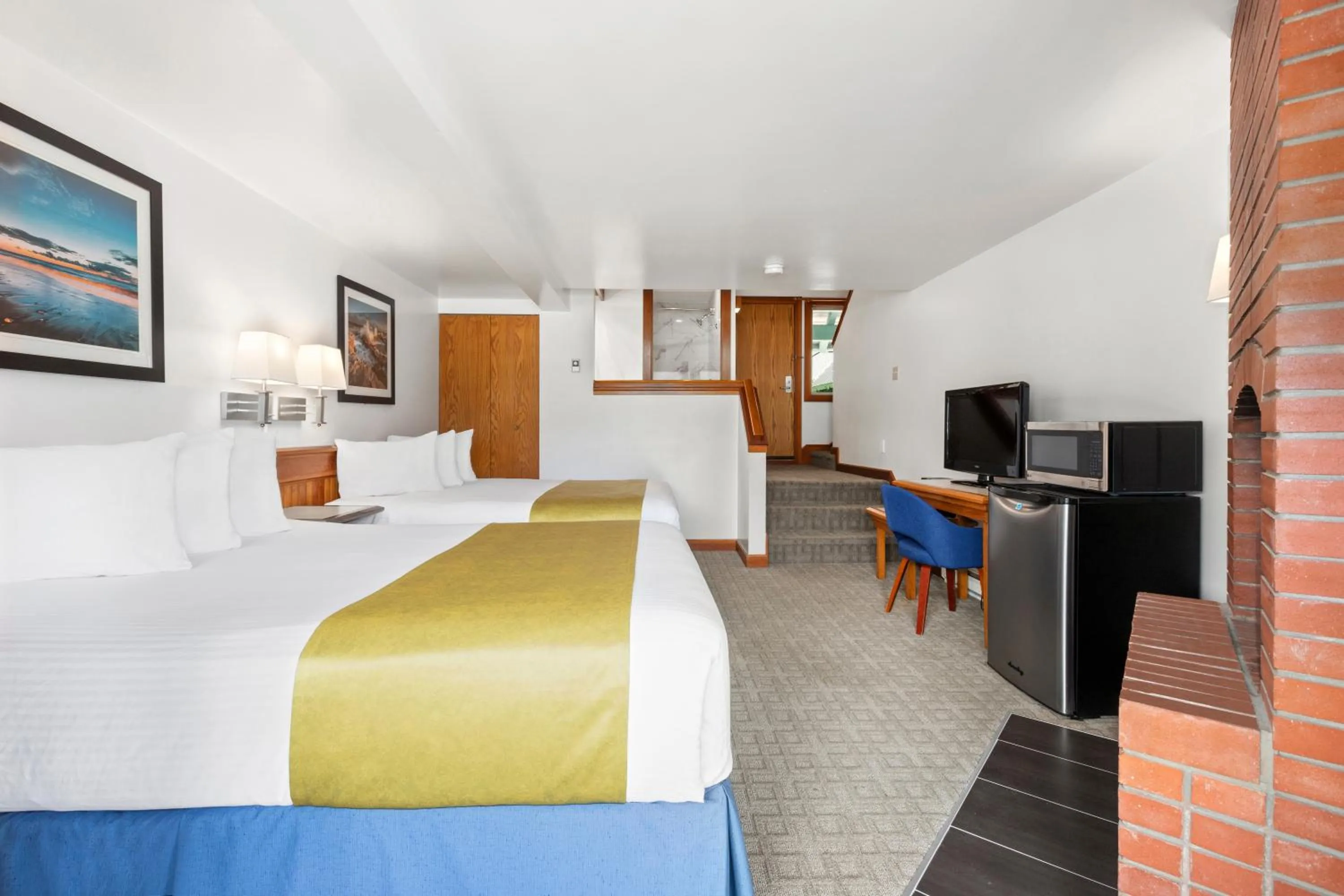 Bedroom, Bed in Canadian Princess Lodge & Marina