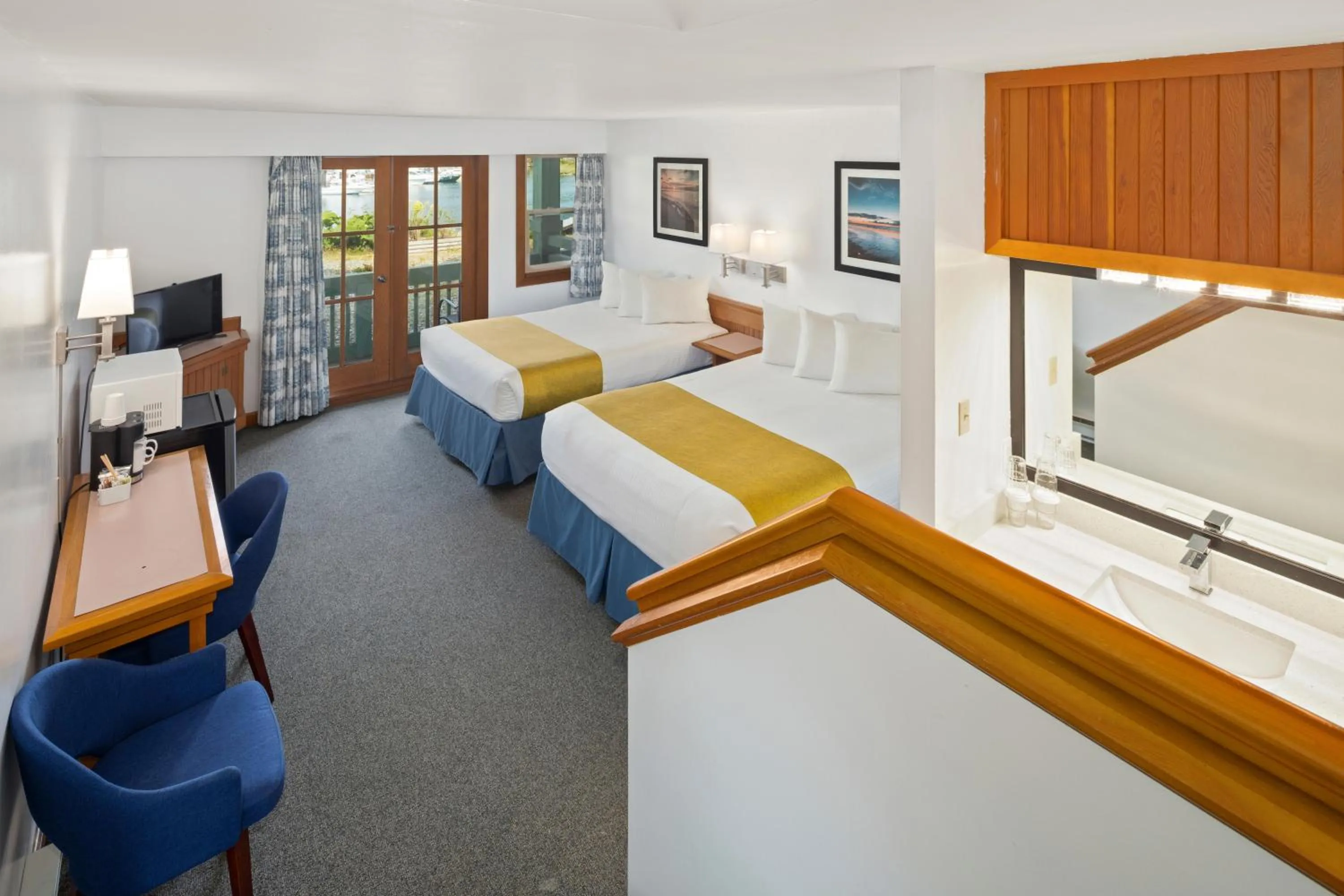 Bed in Canadian Princess Lodge & Marina