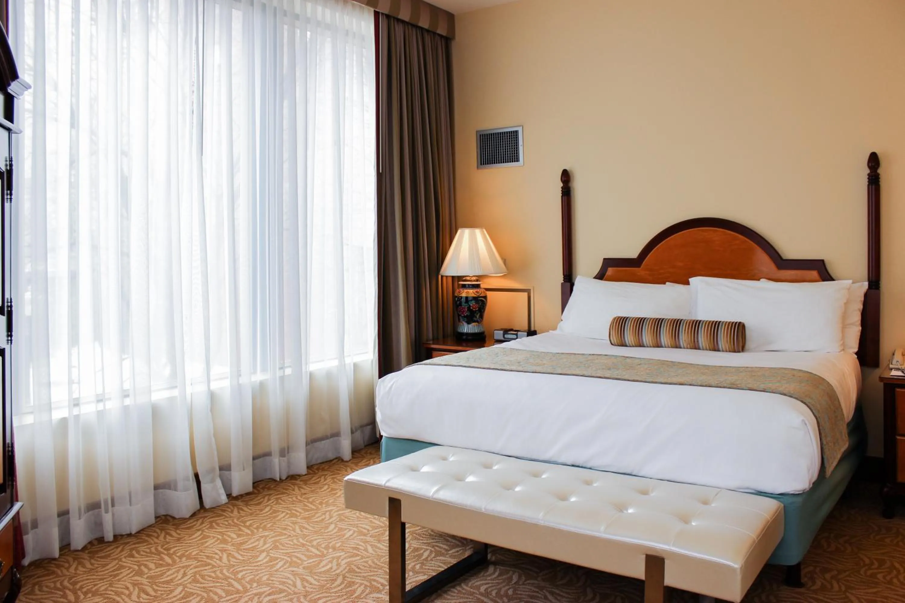 Bathroom, Bed in Hotel Providence