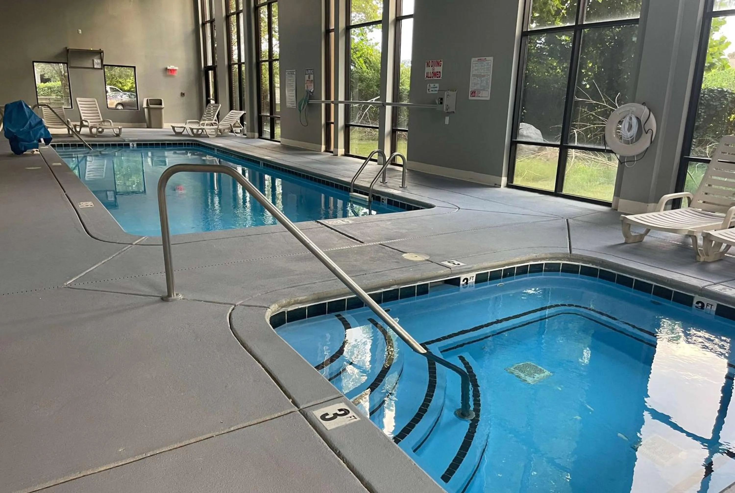 Pool view in Days Inn & Suites by Wyndham Murfreesboro