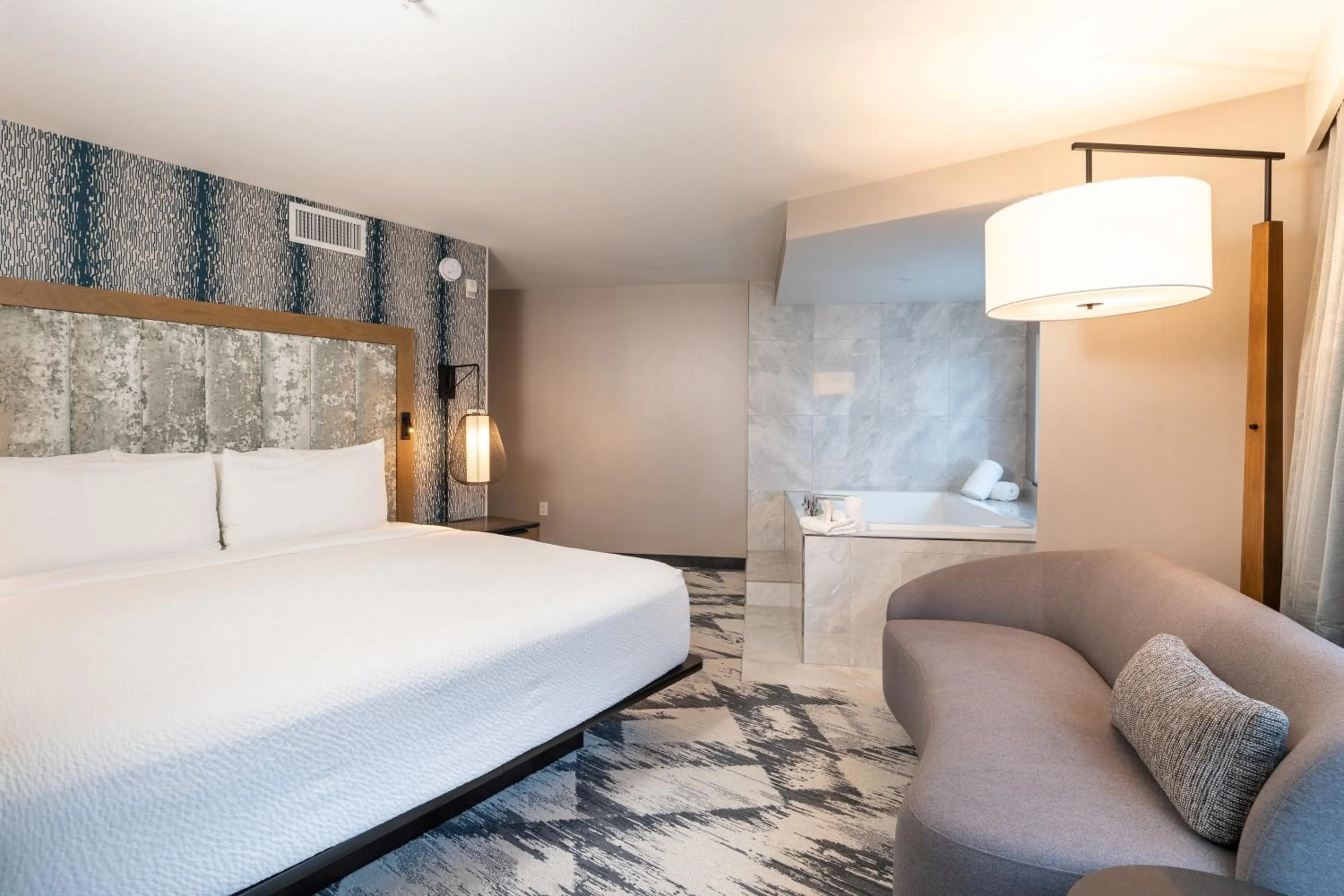 Hot Tub, Bed in Silver Cloud Hotel - Seattle Broadway