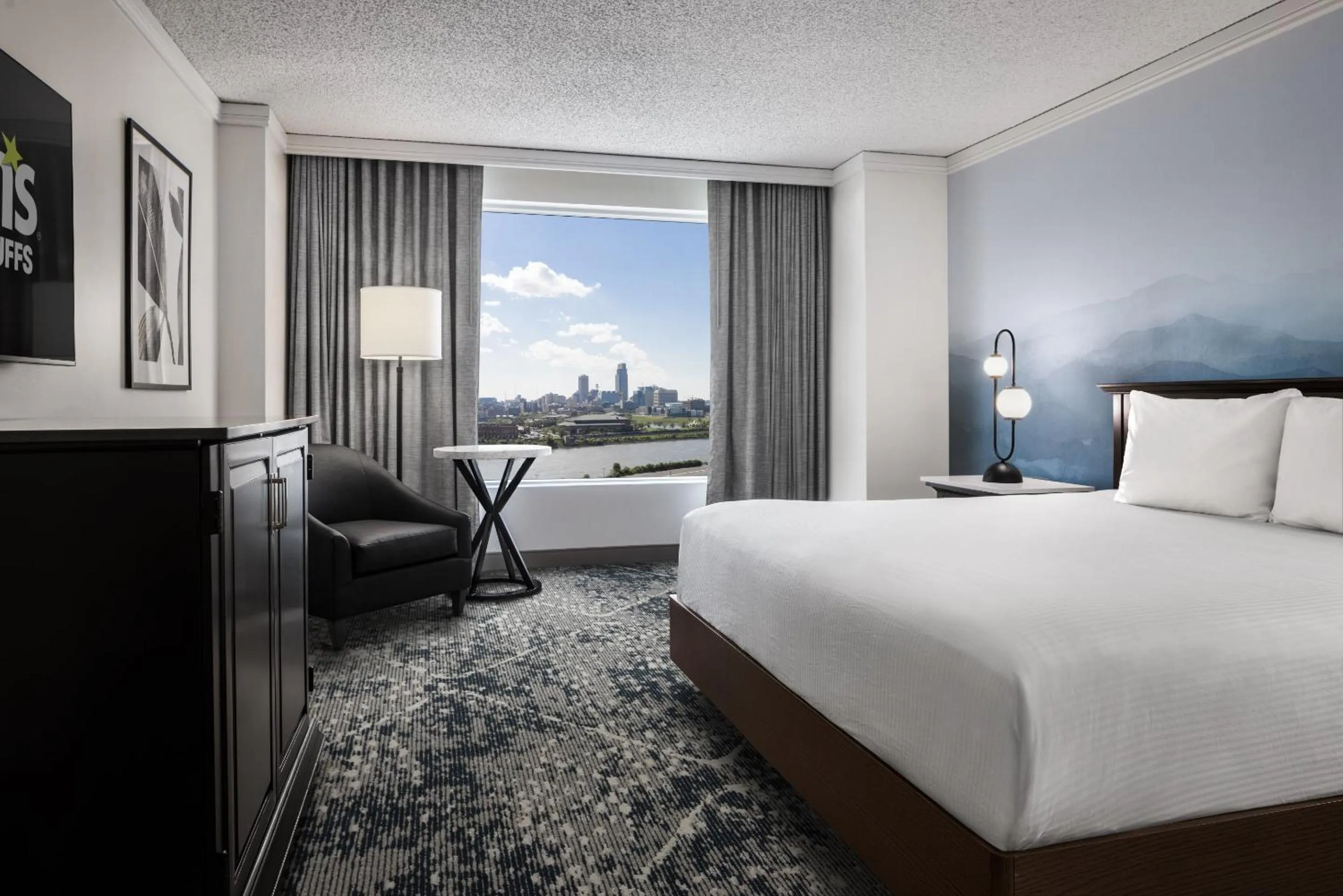 Bedroom, Bed in Harrah's Council Bluffs, A Caesars Destination