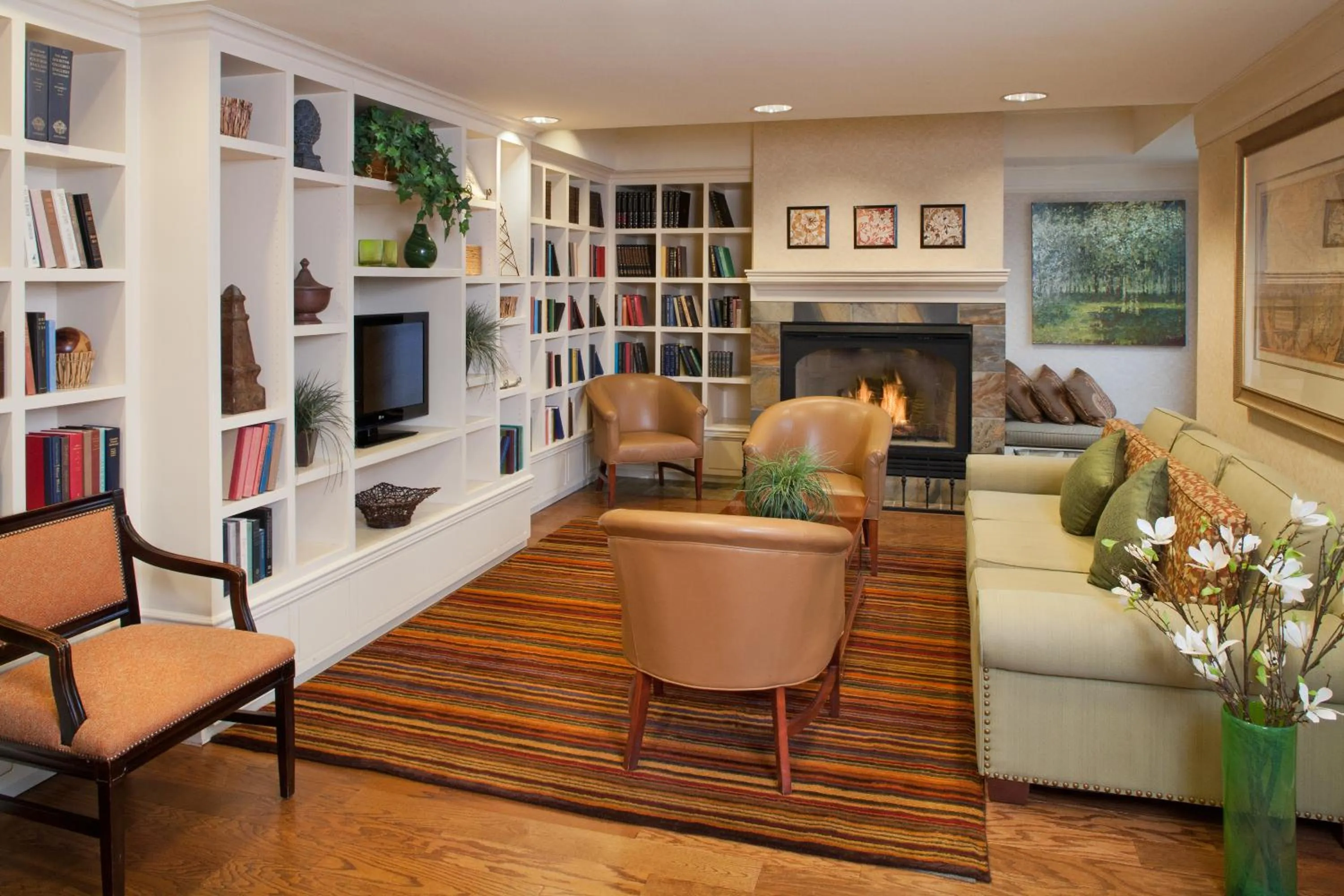 Communal lounge/ TV room in Silver Cloud Hotel - Seattle Lake Union