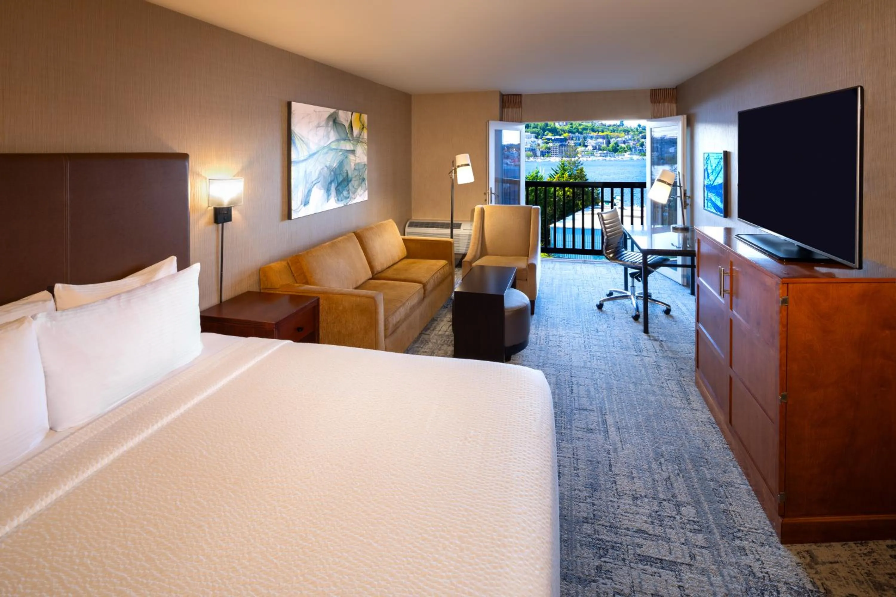 TV and multimedia, Bed in Silver Cloud Hotel - Seattle Lake Union