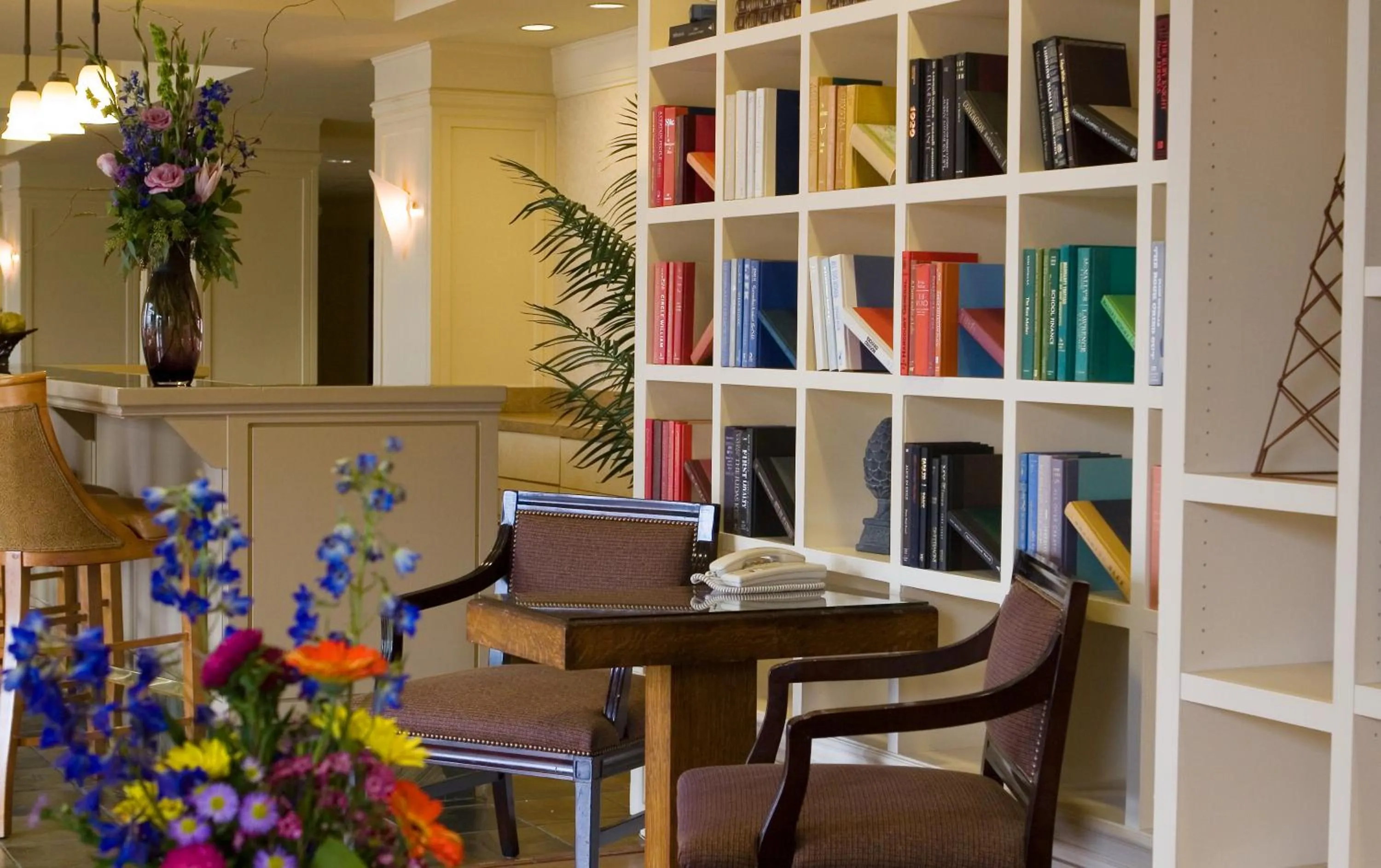 Library in Silver Cloud Hotel - Seattle Lake Union