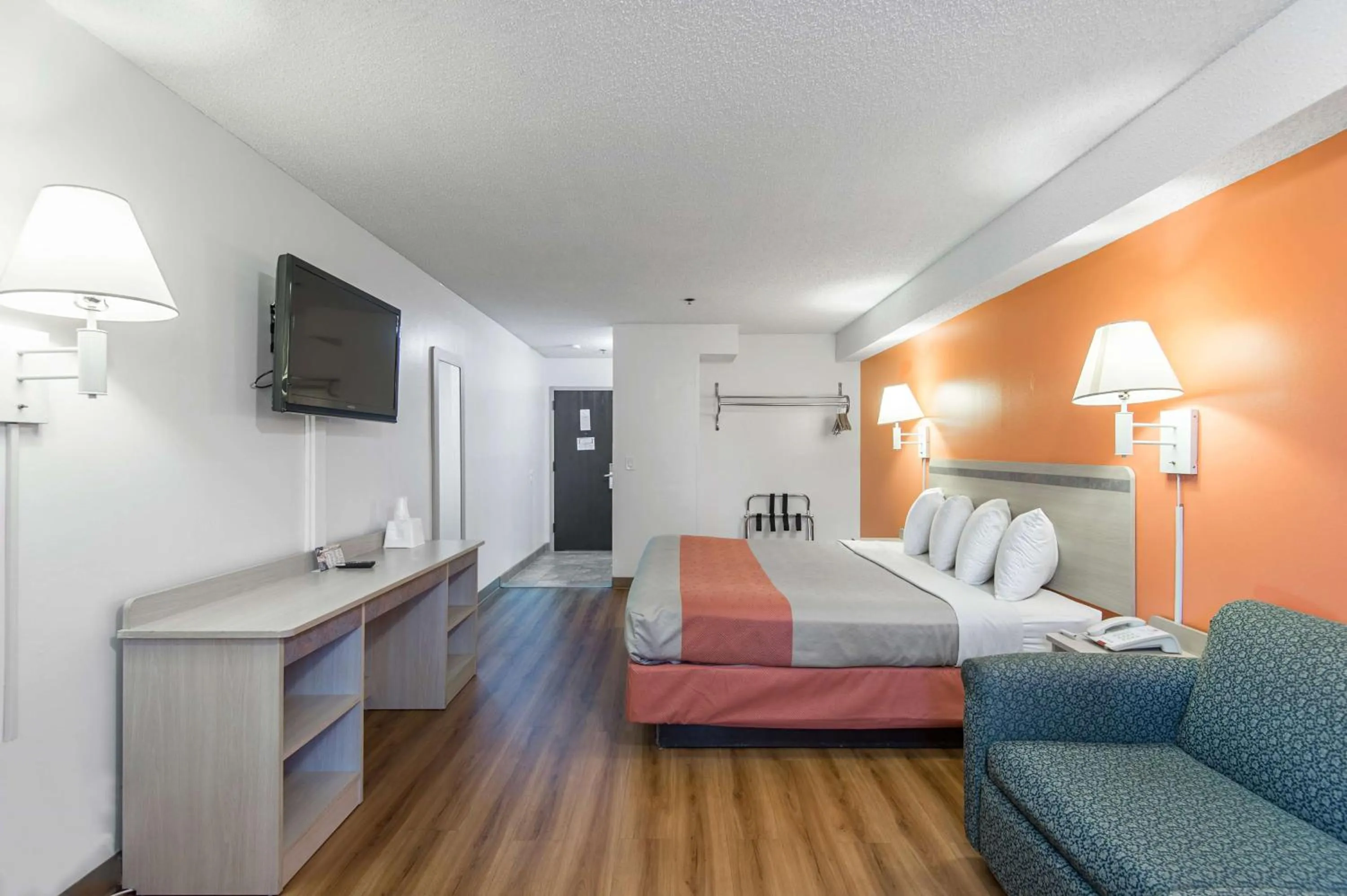 Photo of the whole room, Bed in Motel 6-Lawrence, KS