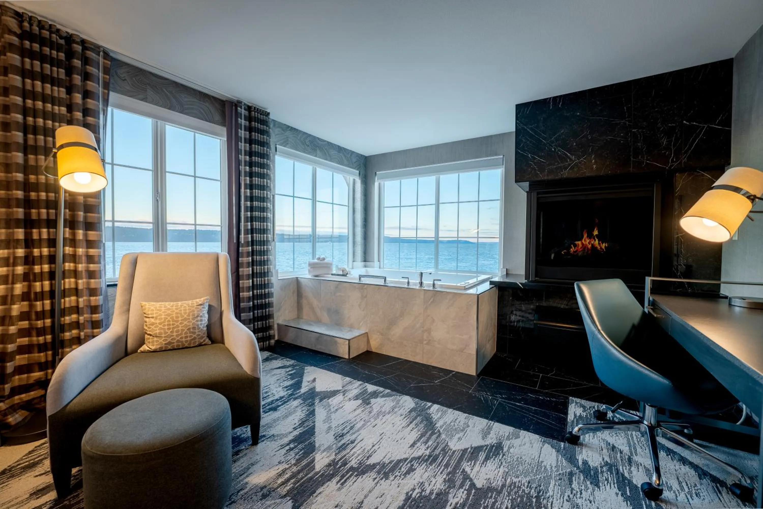 Hot Tub in Silver Cloud Hotel - Mukilteo Waterfront