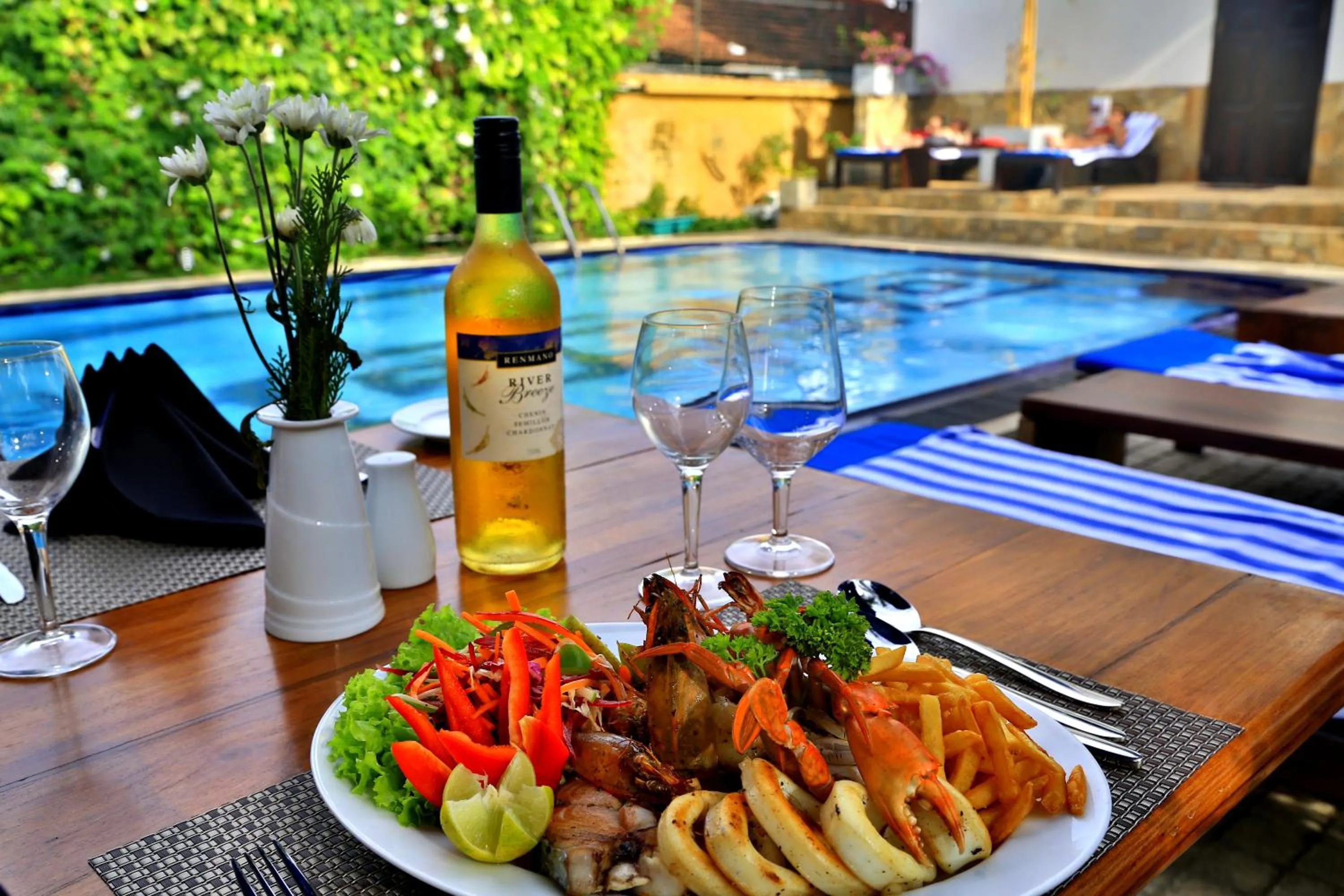 Food and drinks in St.Lachlan Hotel & Suites