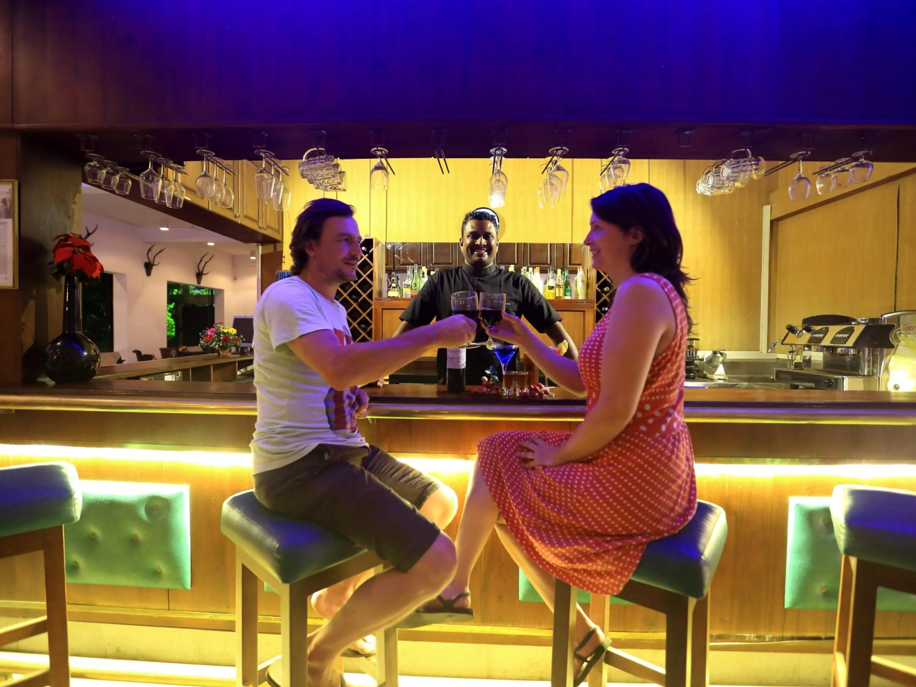 Restaurant/places to eat in St.Lachlan Hotel & Suites