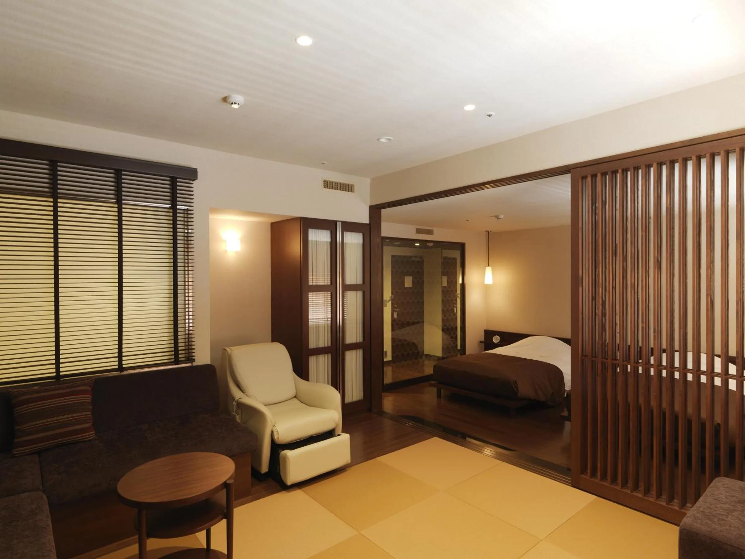 Photo of the whole room, Bed in Jozankei Tsuruga Resort Spa Mori no Uta