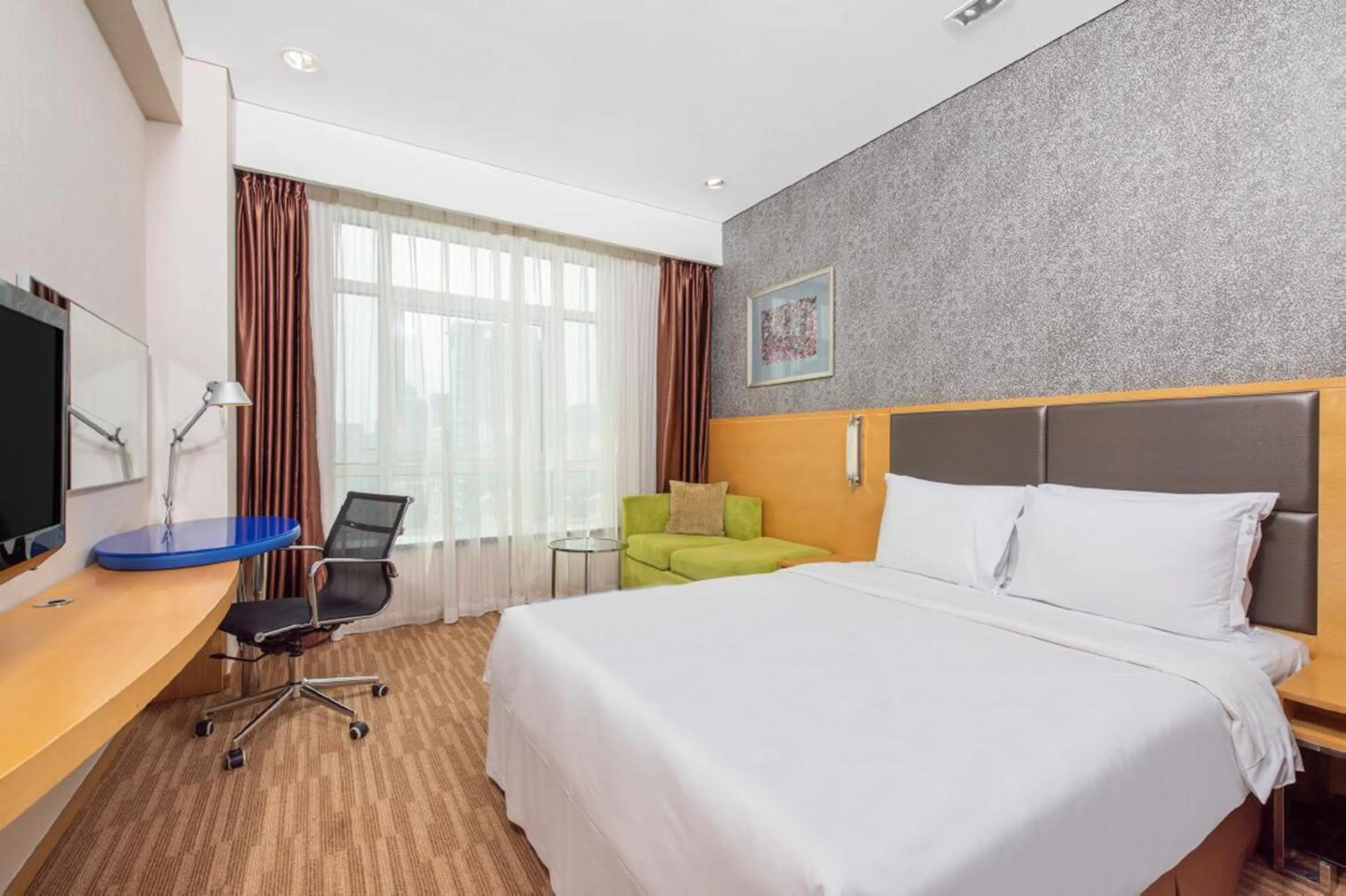 Photo of the whole room, Bed in Holiday Inn Express Beijing Dongzhimen by IHG