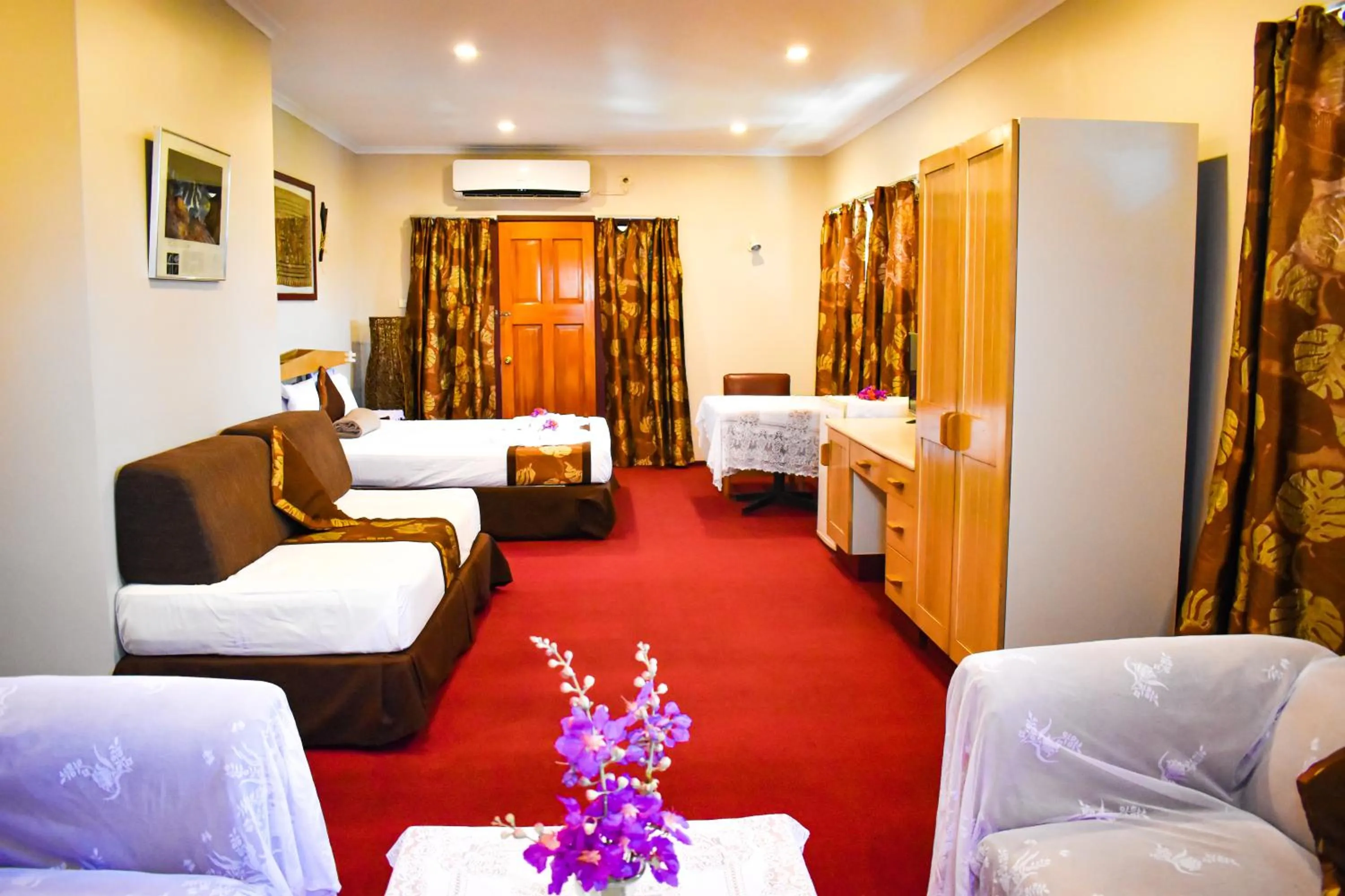 Photo of the whole room, Bed in Grand Eastern Hotel