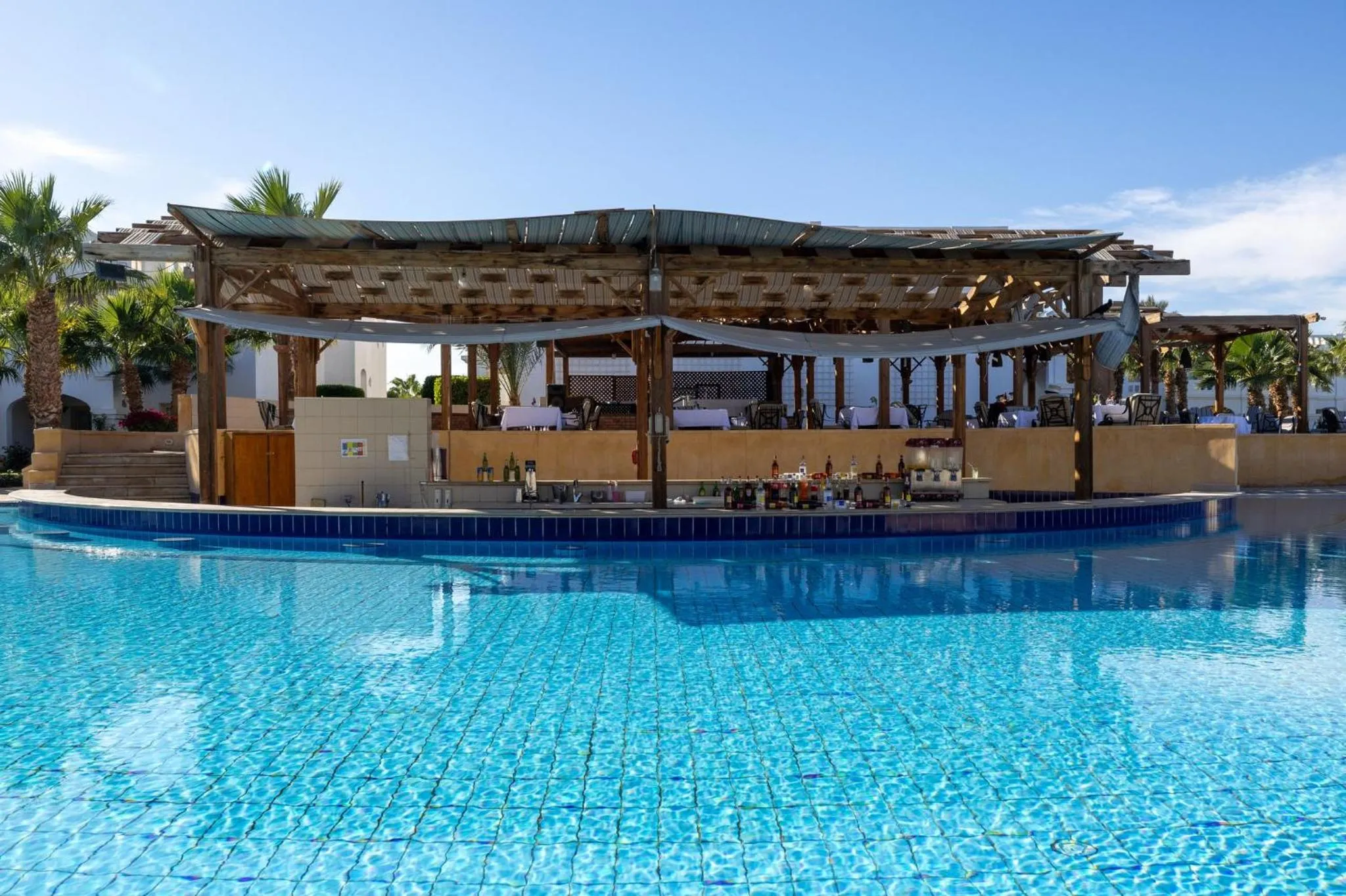 Lounge or bar in Continental Plaza Beach Resort