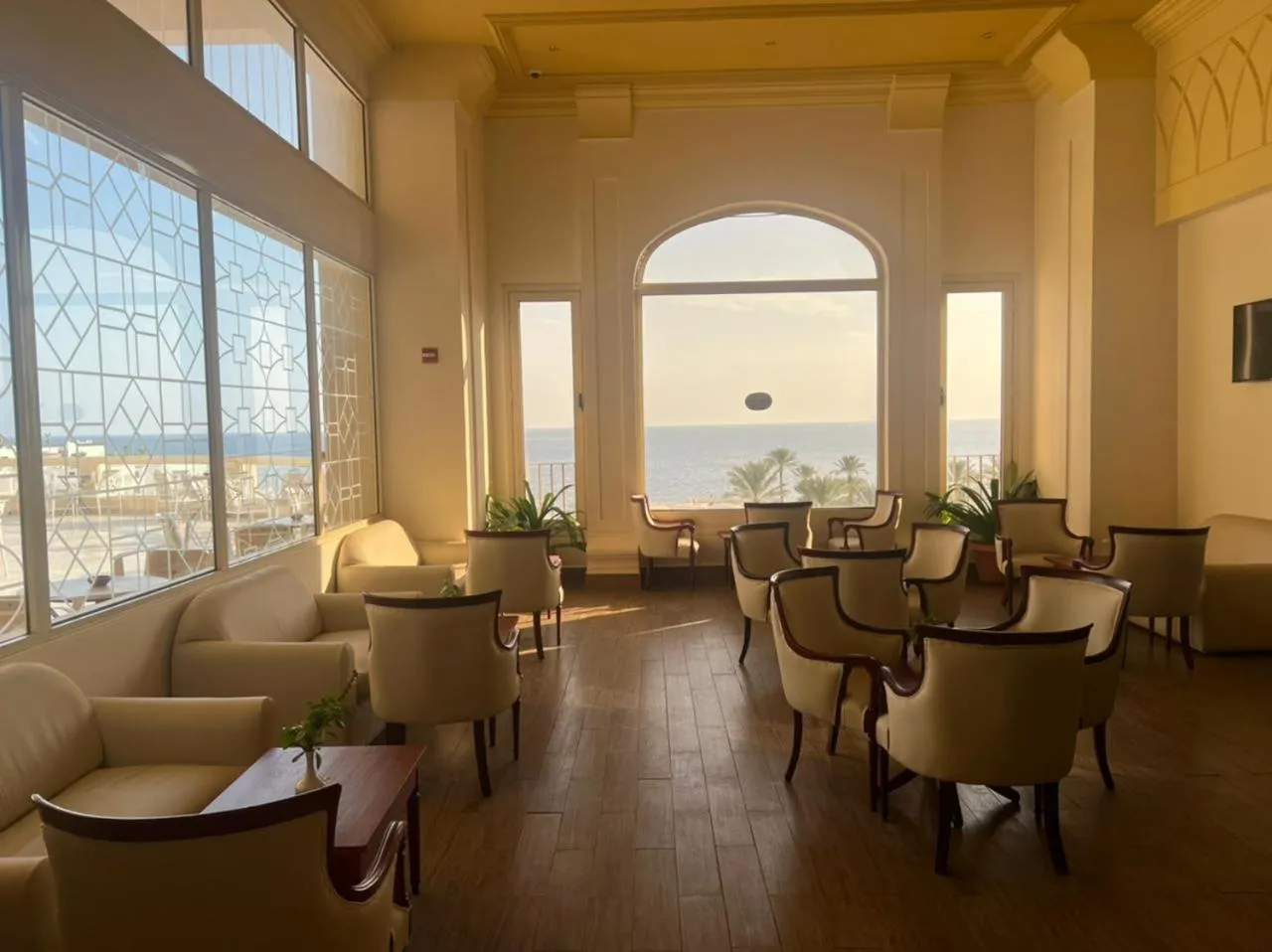 Lounge or bar in Continental Plaza Beach Resort