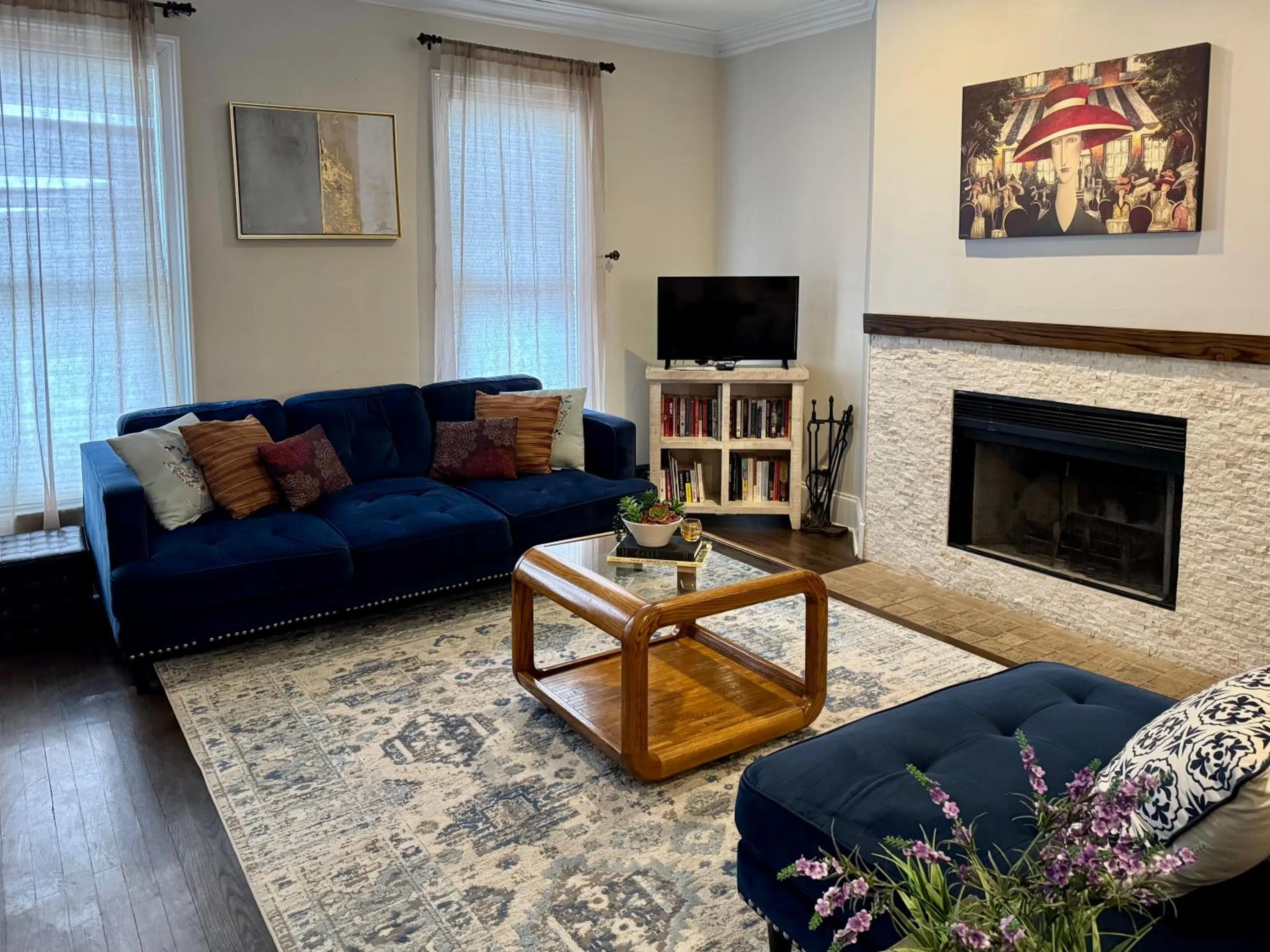 TV and multimedia in 5 Bedroom Huge House in Best Location Parking Fireplace Back Yard