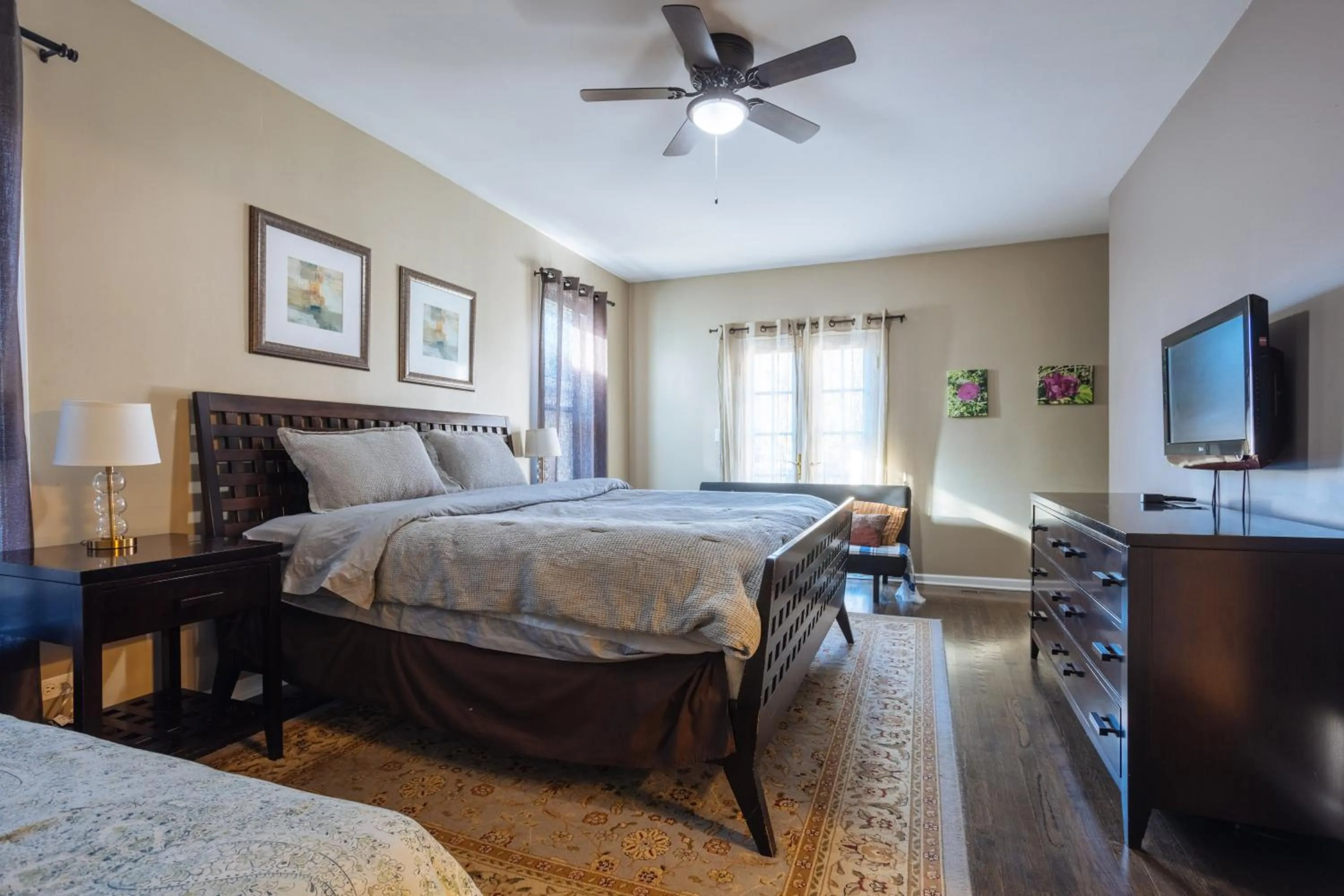 Bed in 5 Bedroom Huge House in Best Location Parking Fireplace Back Yard