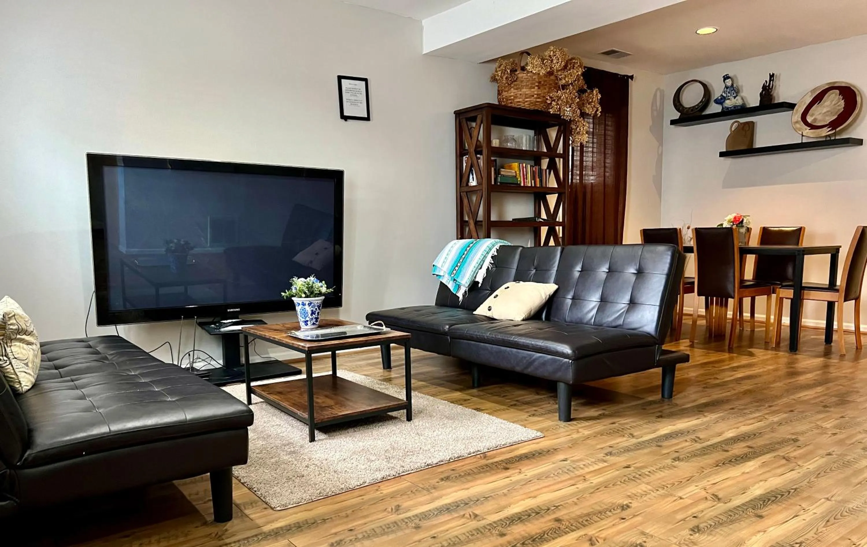 TV and multimedia in 5 Bedroom Huge House in Best Location Parking Fireplace Back Yard