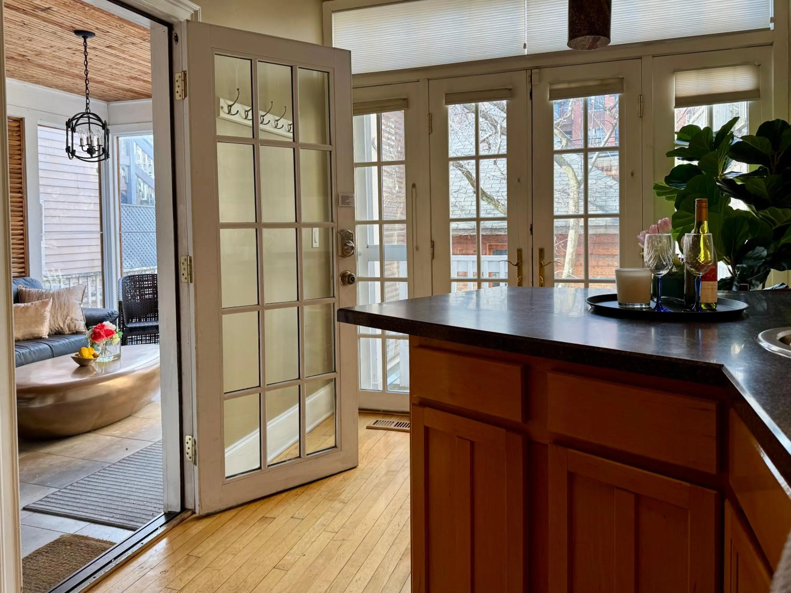 Kitchen or kitchenette in 5 Bedroom Huge House in Best Location Parking Fireplace Back Yard