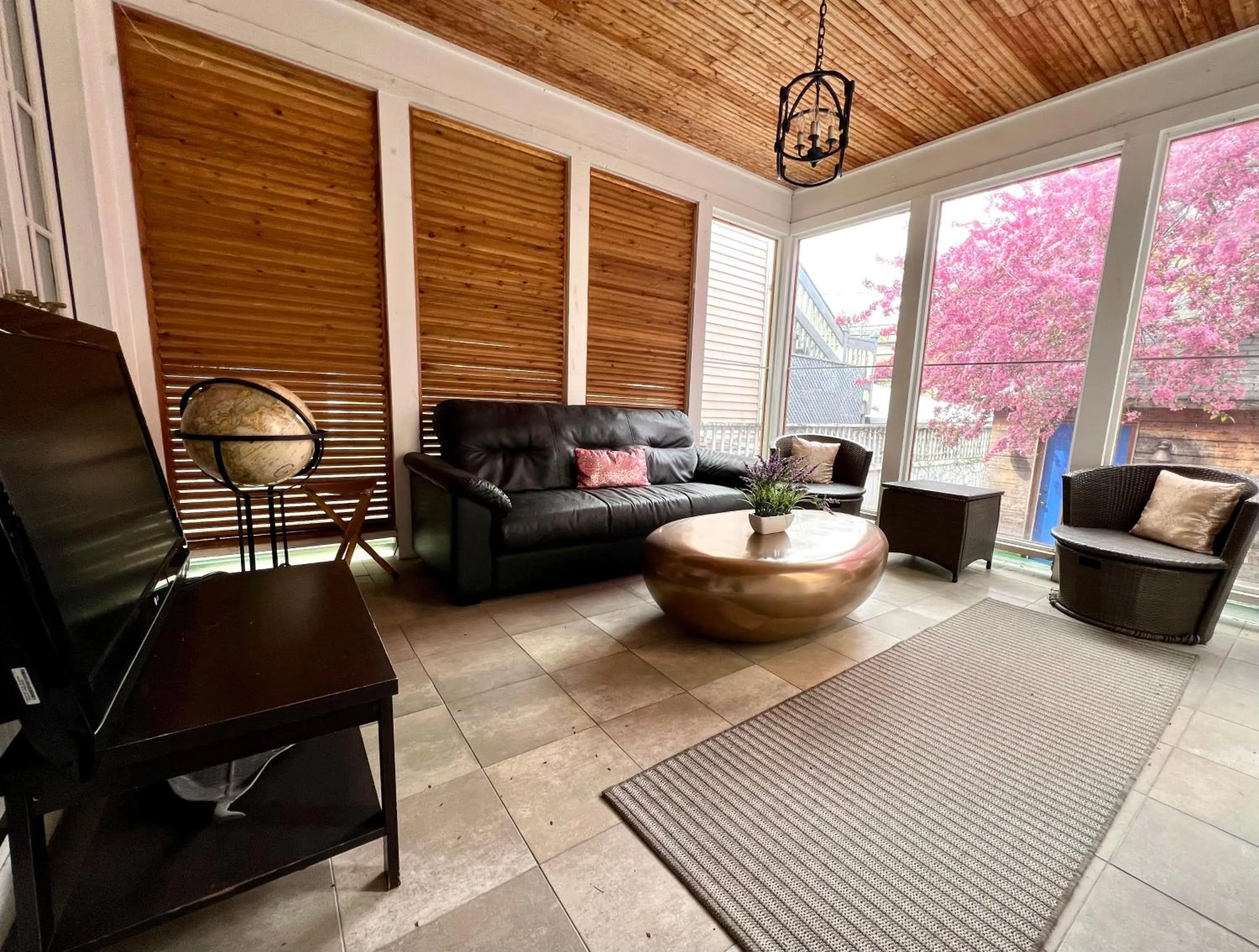 Patio in 5 Bedroom Huge House in Best Location Parking Fireplace Back Yard