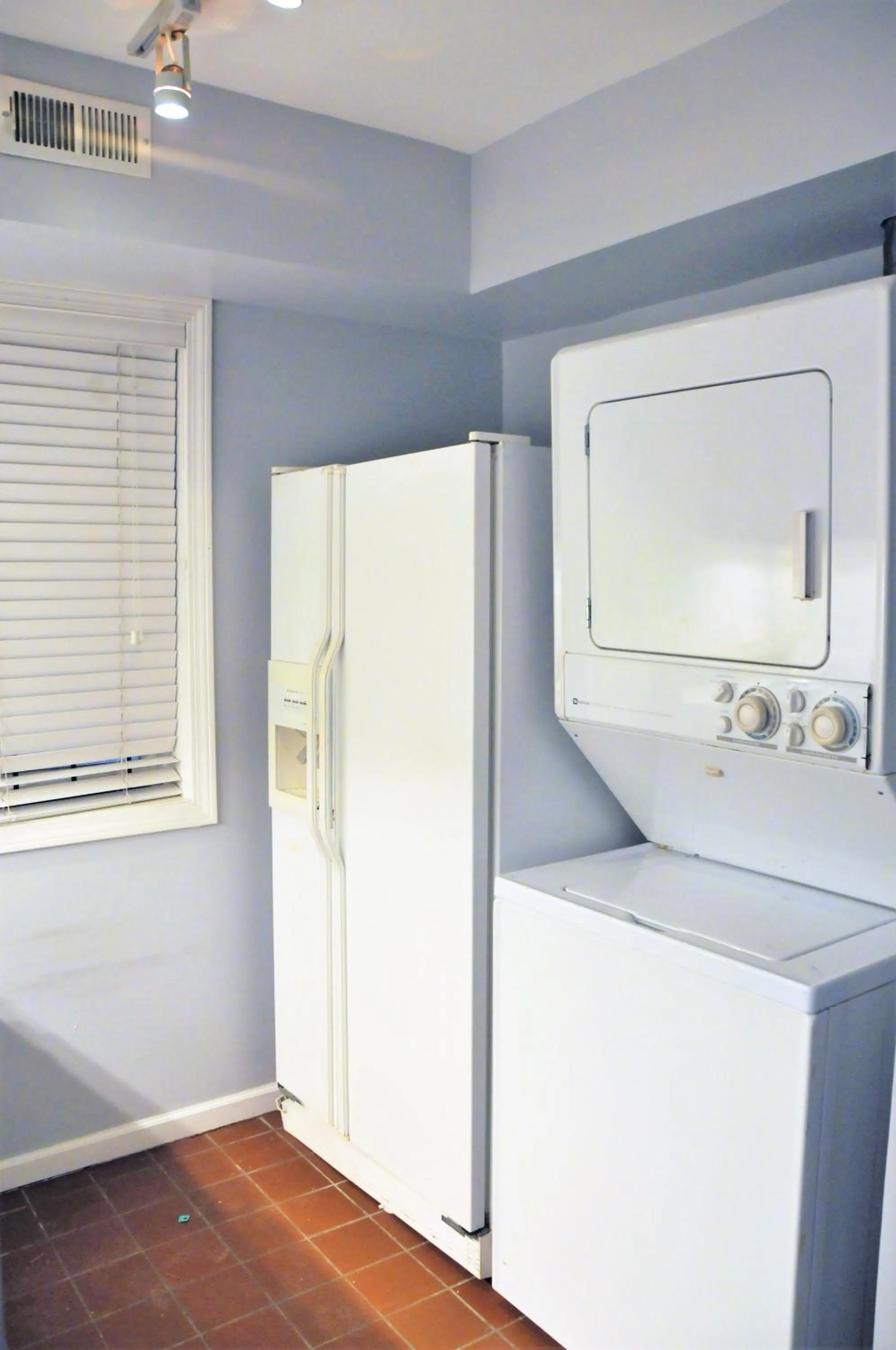 Kitchen or kitchenette in 5 Bedroom Huge House in Best Location Parking Fireplace Back Yard