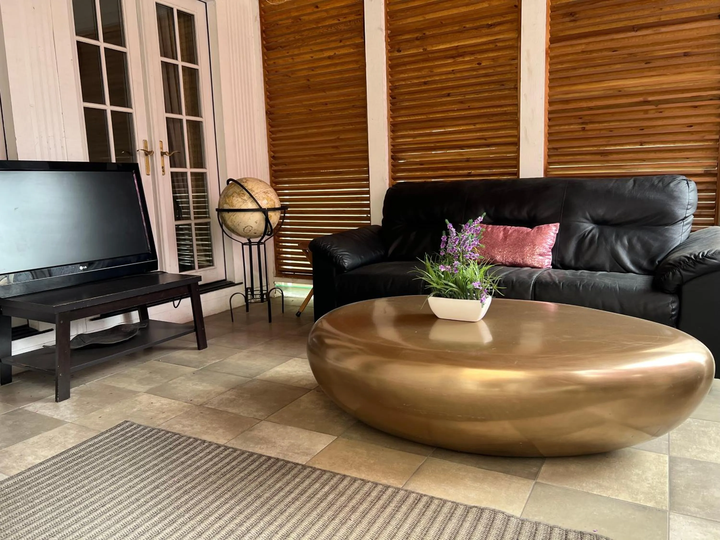 TV and multimedia in 5 Bedroom Huge House in Best Location Parking Fireplace Back Yard