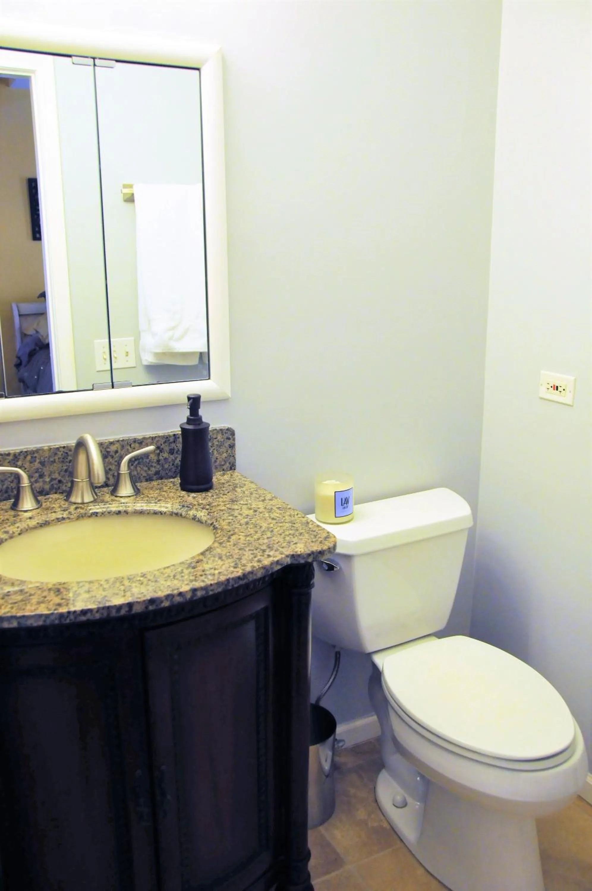 Bathroom in 5 Bedroom Huge House in Best Location Parking Fireplace Back Yard