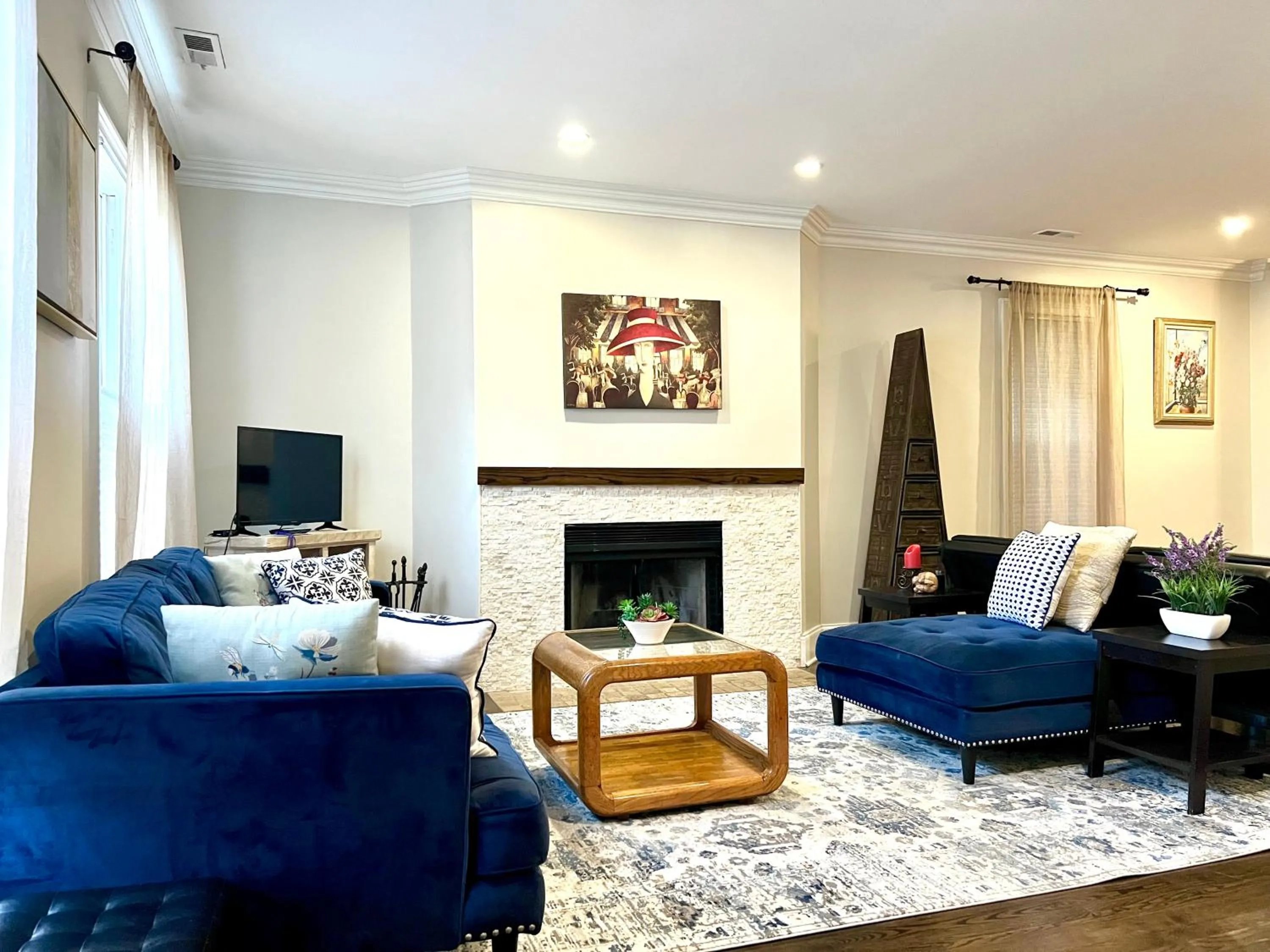 TV and multimedia in 5 Bedroom Huge House in Best Location Parking Fireplace Back Yard