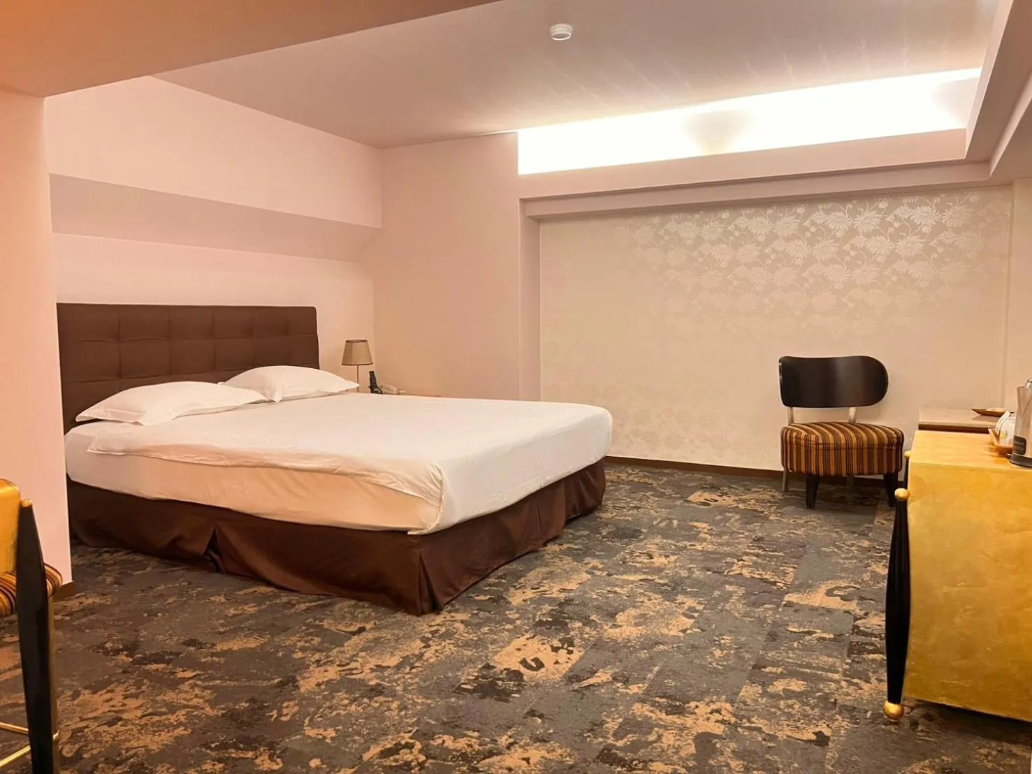 Bed in Chiayi King Hotel