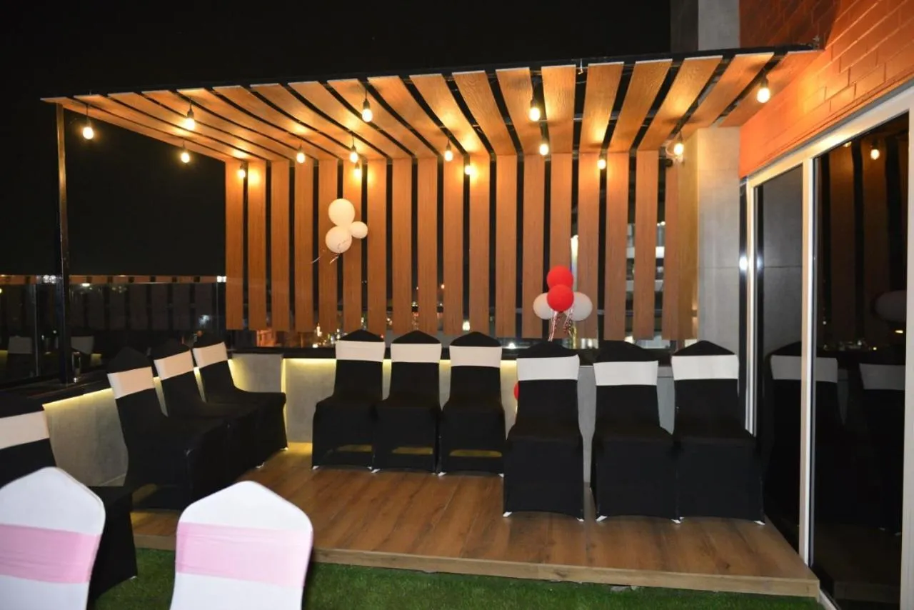 Restaurant/places to eat in The Onyx Hotel