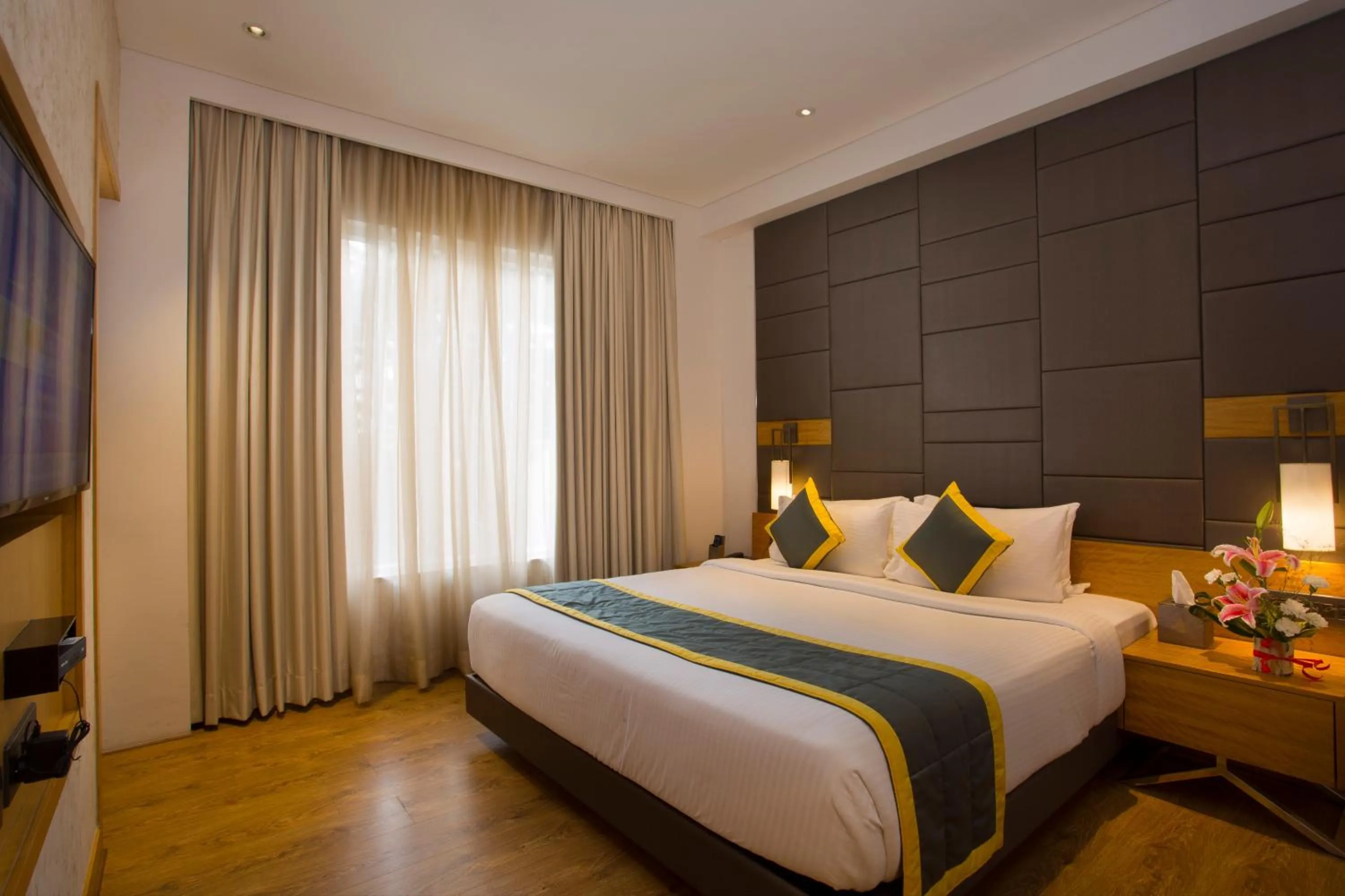 Bedroom, Bed in Fountain Tree by TGI