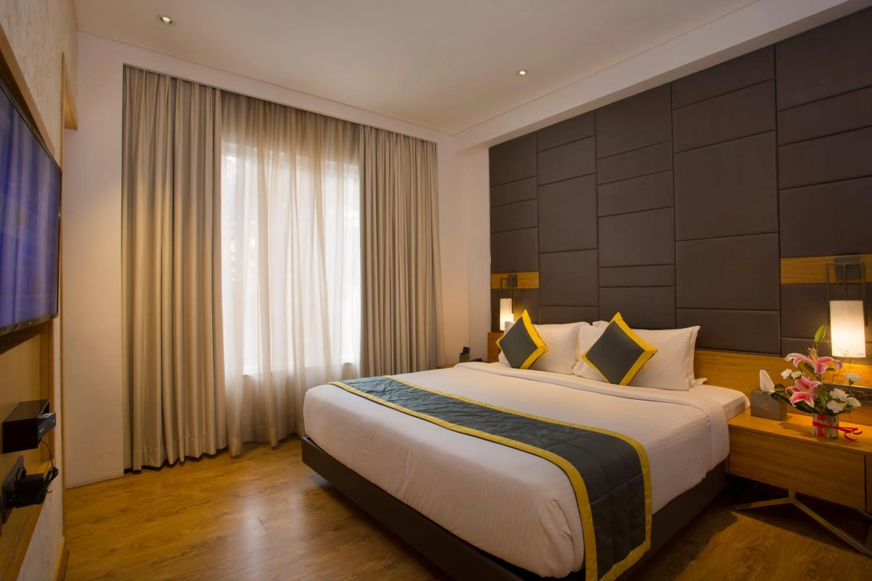 Photo of the whole room, Bed in Fountain Tree by TGI