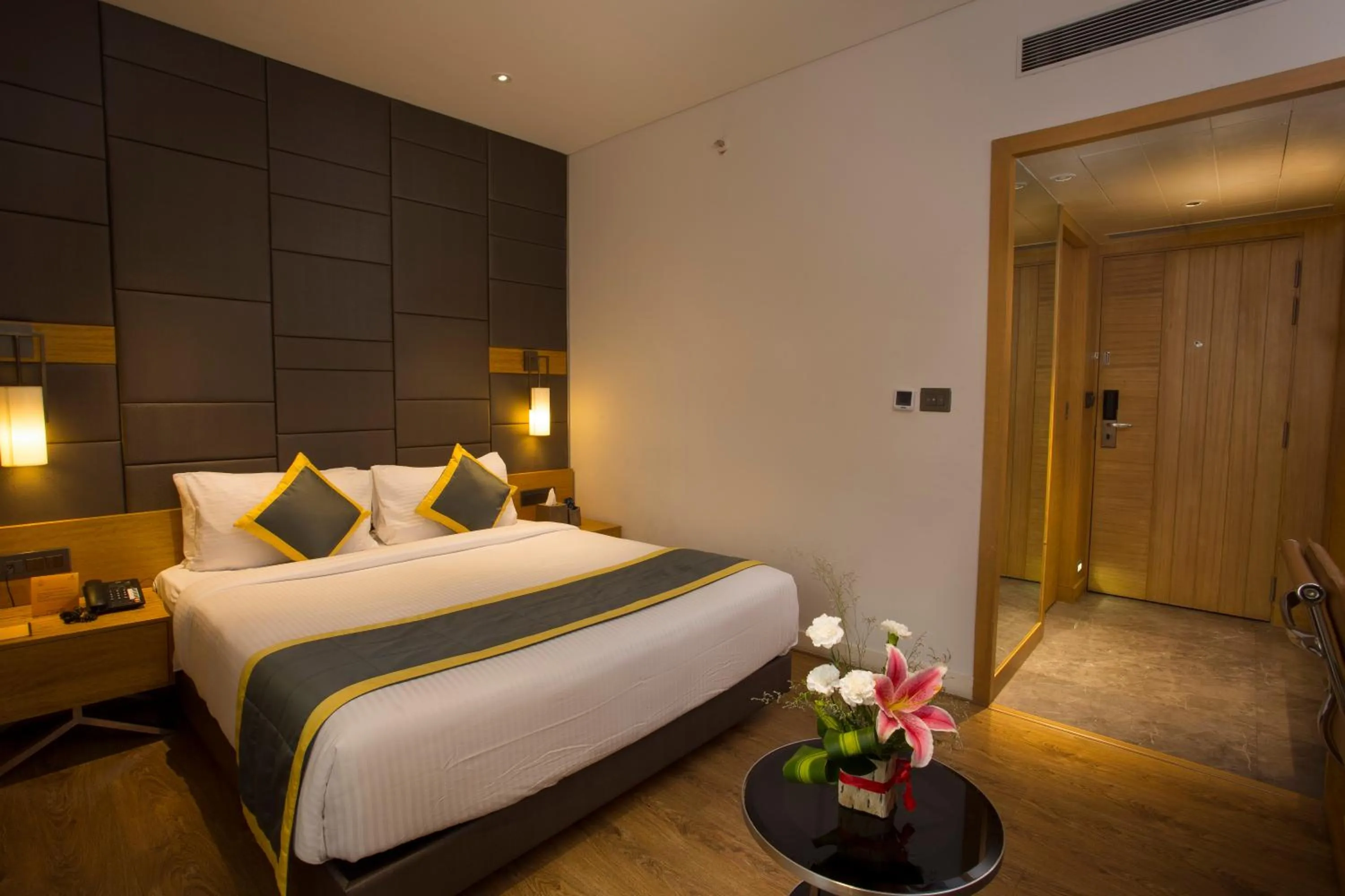 Photo of the whole room, Bed in Fountain Tree by TGI