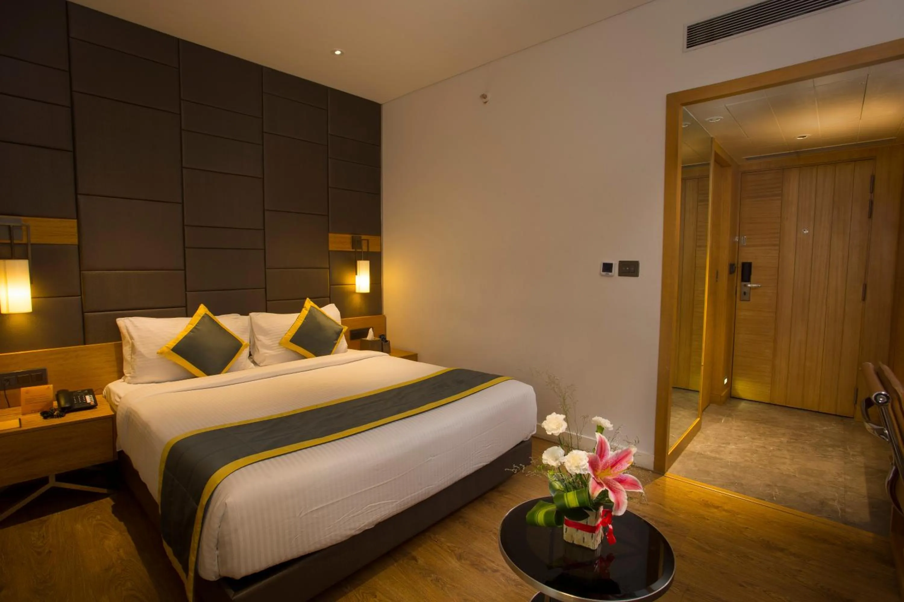 Photo of the whole room, Bed in Fountain Tree by TGI